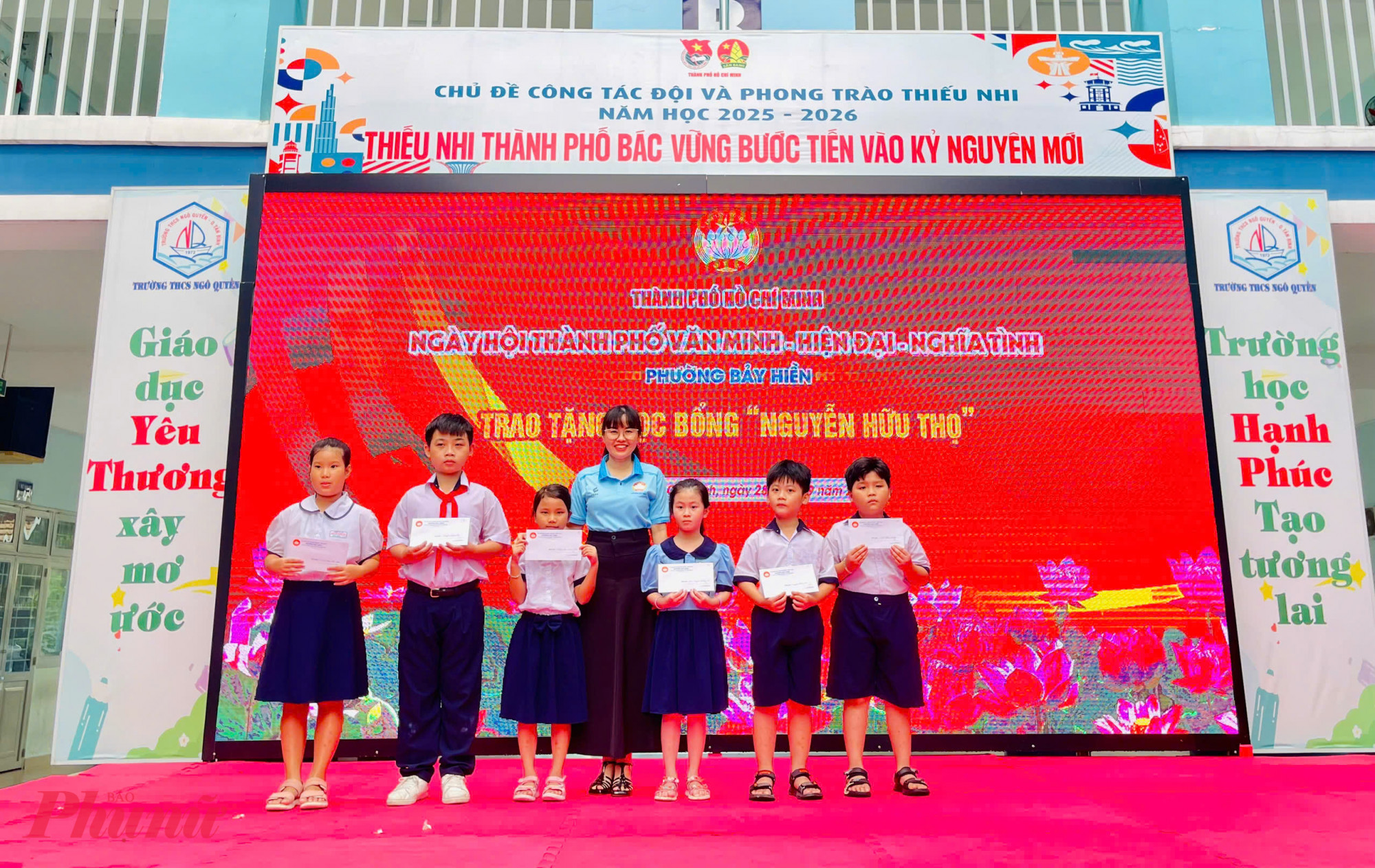  Bà Bùi Thị Hải Hà - Chủ tịch Ủy ban MTTQ Việt Nam phường Bảy Hiền trao tặng học bổng Nguyễn Hữu Thọ cho các em học sinh, sinh viên có hoàn cảnh khó khăn, nỗ lực vươn lên trong học tập.