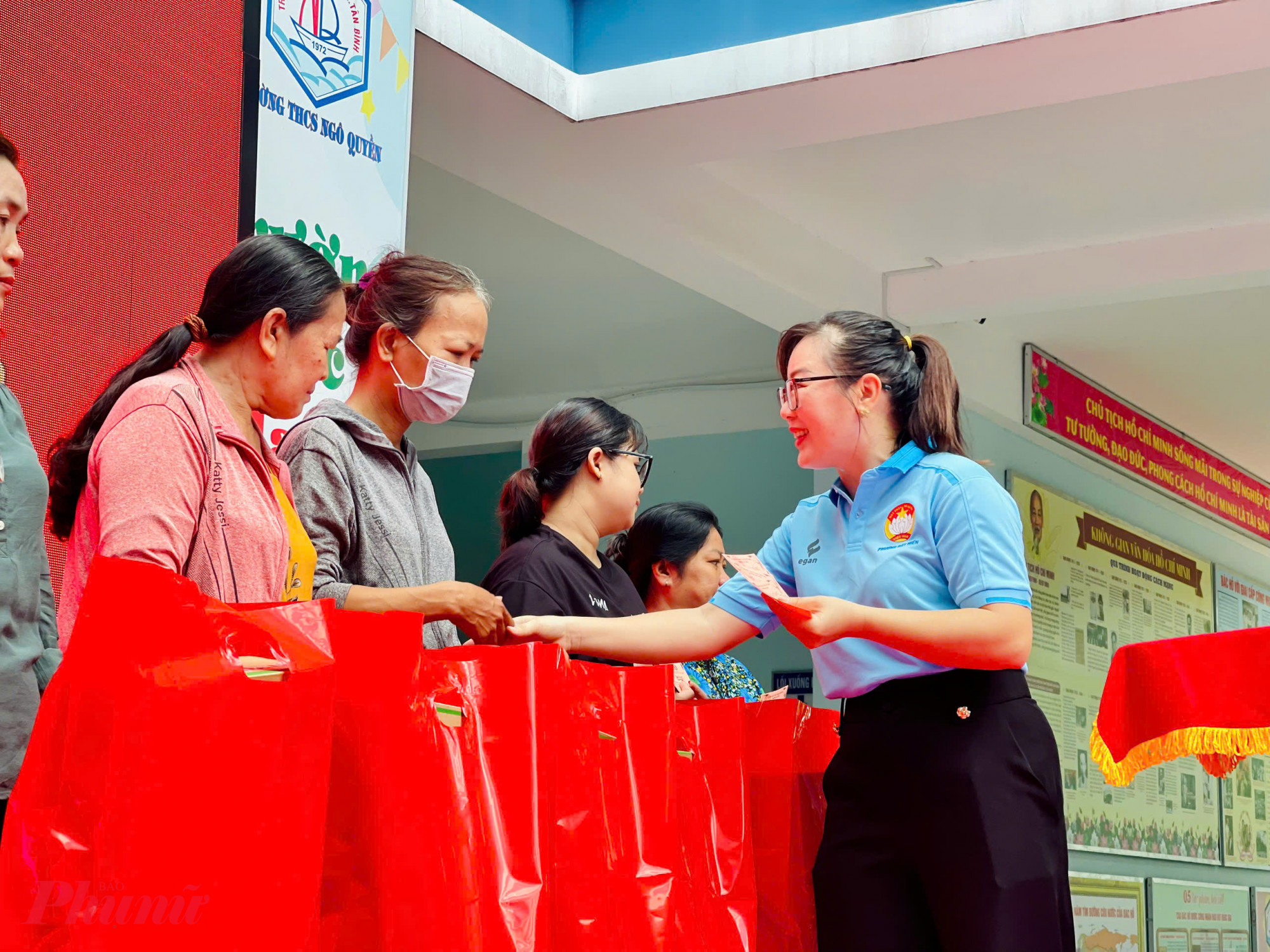 Bà Trương Thị Hương - Chủ tịch Hội LHPN phường Bảy Hiền trao quà đến cho phụ nữ có hoàn cảnh khó khăn, với mong muốn sẻ chia, lan tỏa yêu thương và tiếp thêm động lực để các chị, các mẹ, các em vươn lên trong cuộc sống