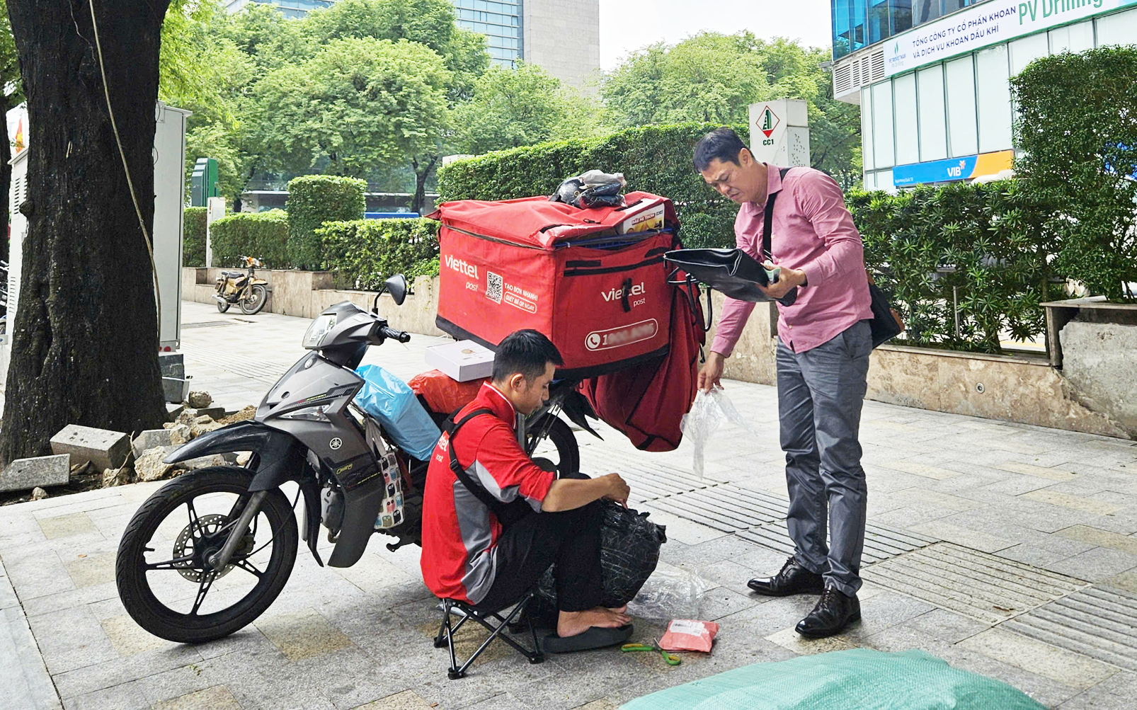 Anh N.V.H. (phường Xuân Hòa, TPHCM) kiểm tra hàng trước khi nhận để tránh đổi trả hoặc khiếu nại