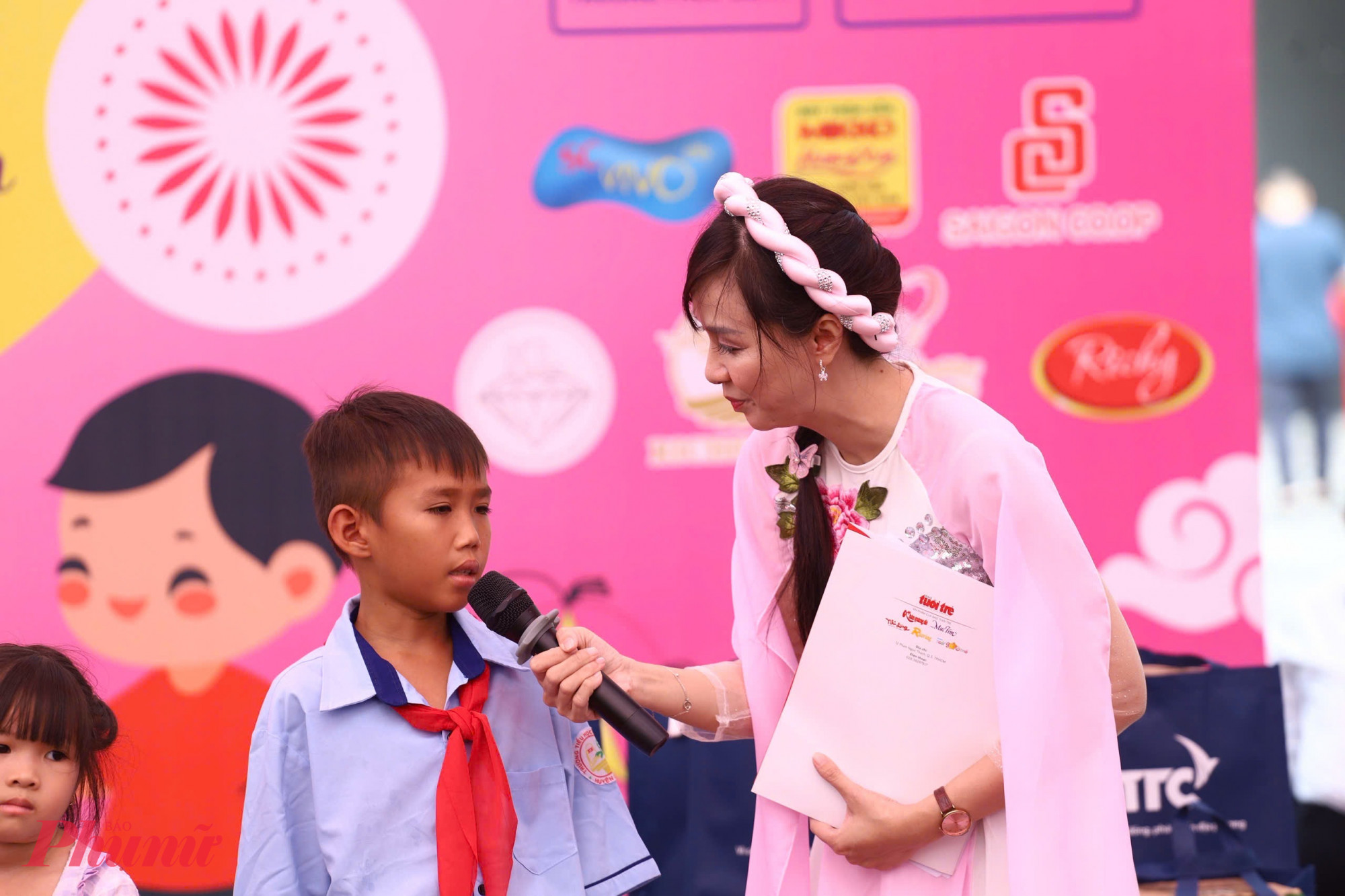 Chị Hằng giao lưu cùng các em nhỏ tại sân khấu