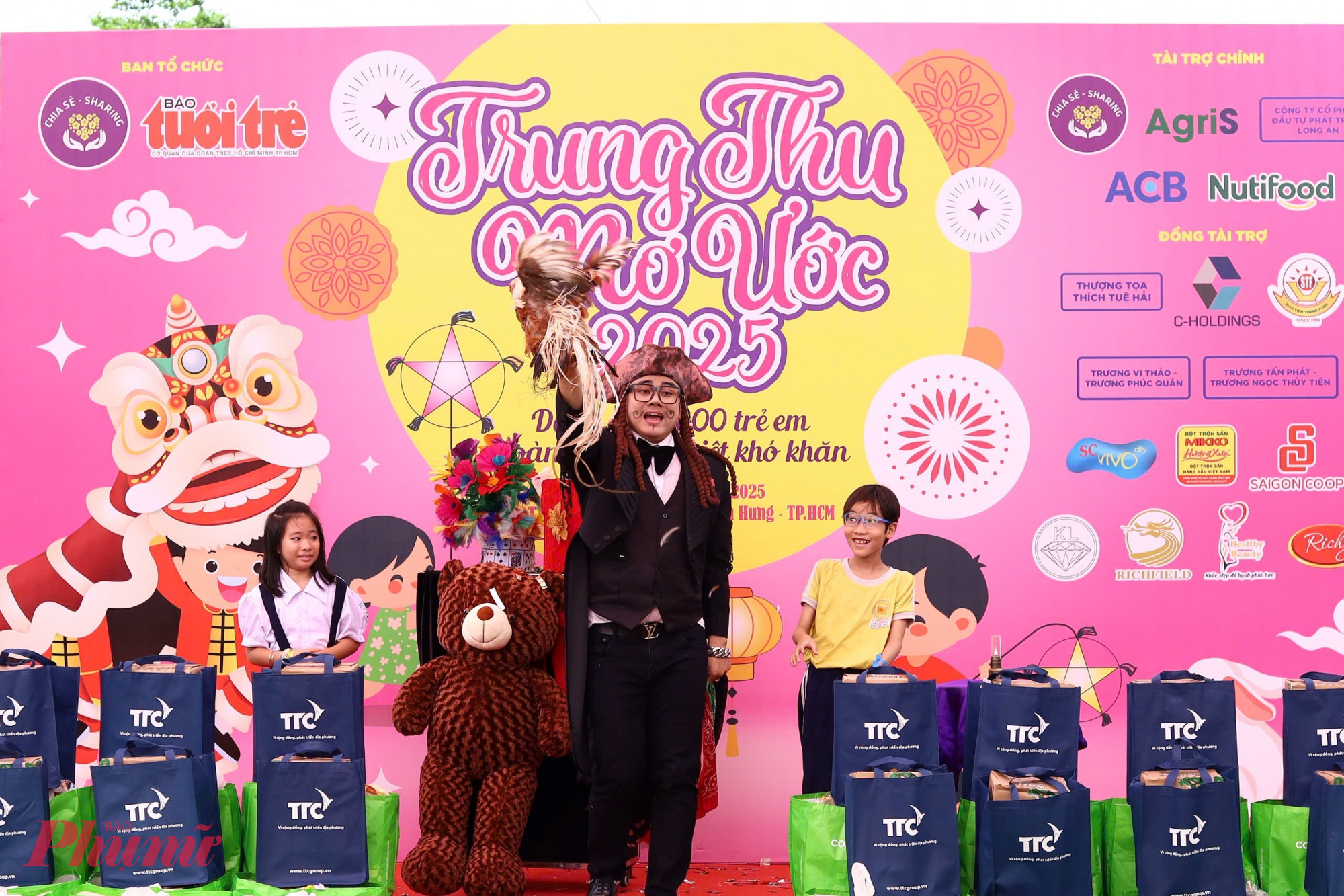 Các em nhỏ hào hứng xung phong lên sân khấu tham gia tiết mục cùng ảo thuật gia 