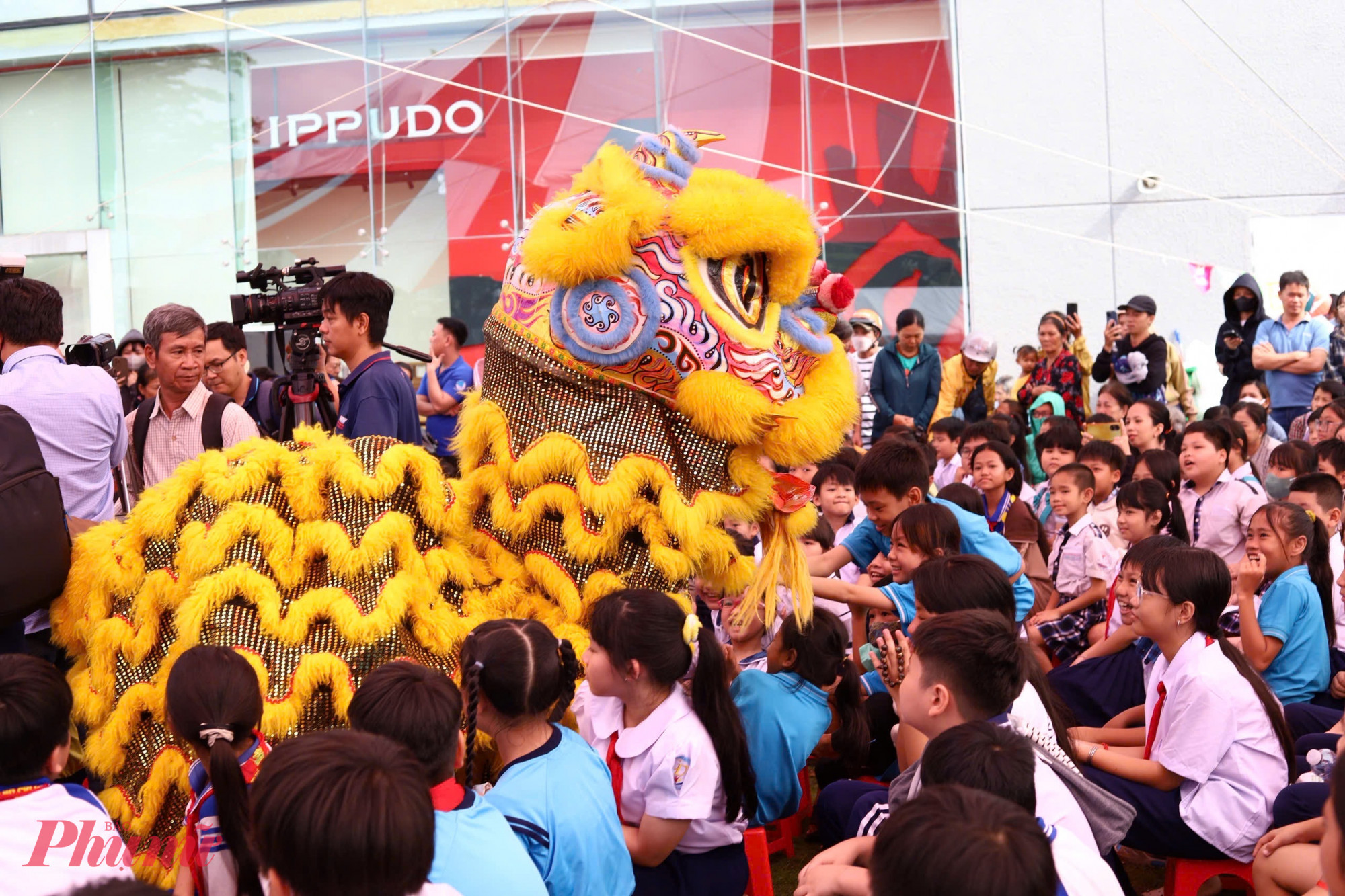  Các bạn nhỏ giao lưu, vui đùa cùng chú lân tại chương trình