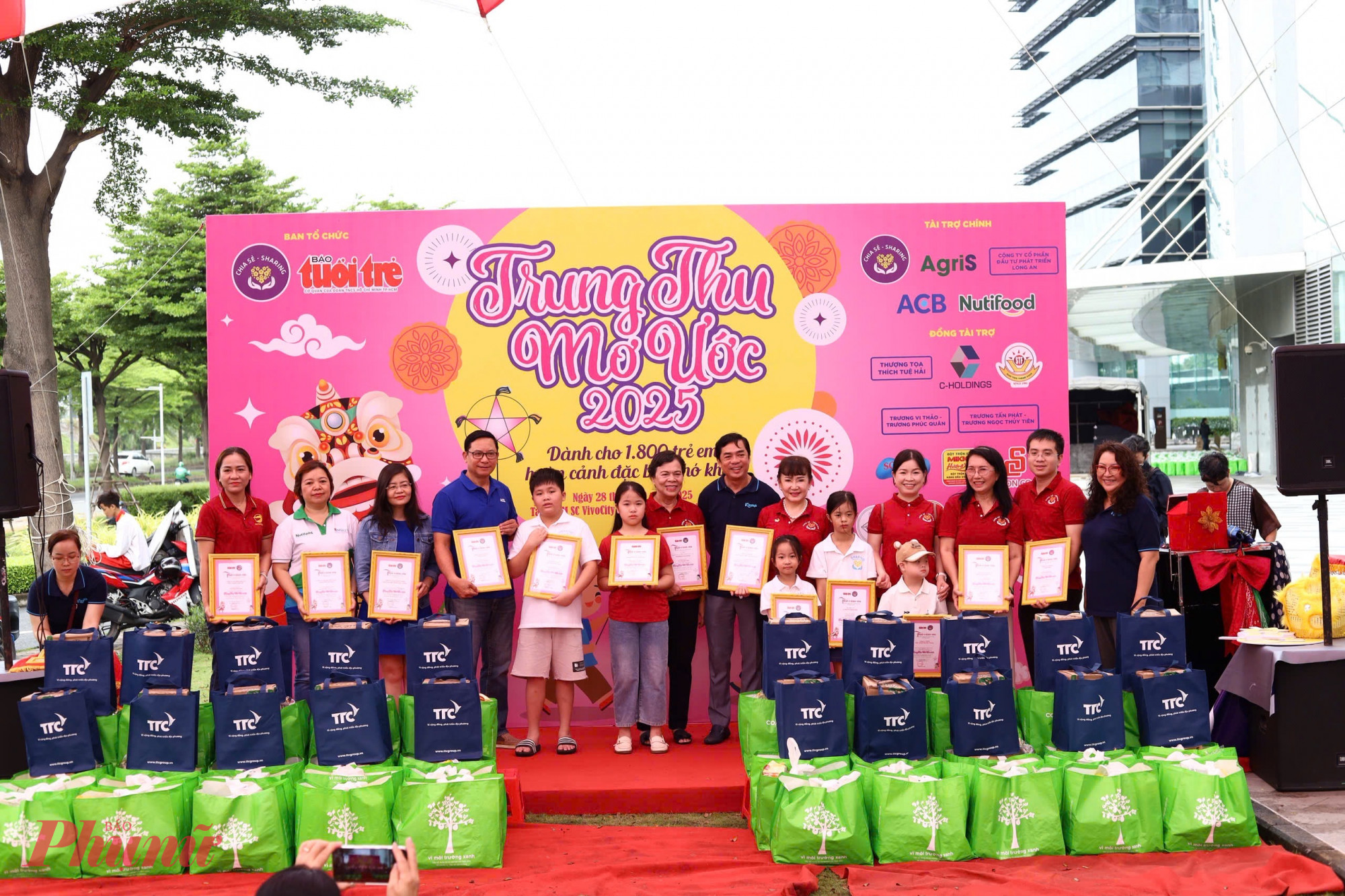 Ông Nguyễn Khắc Cường và bà Trần Gia Bảo - Phó tổng biên tập báo Tuổi Trẻ trao thư cảm ơn đến các đơn vị đồng hành, mạnh thường quân