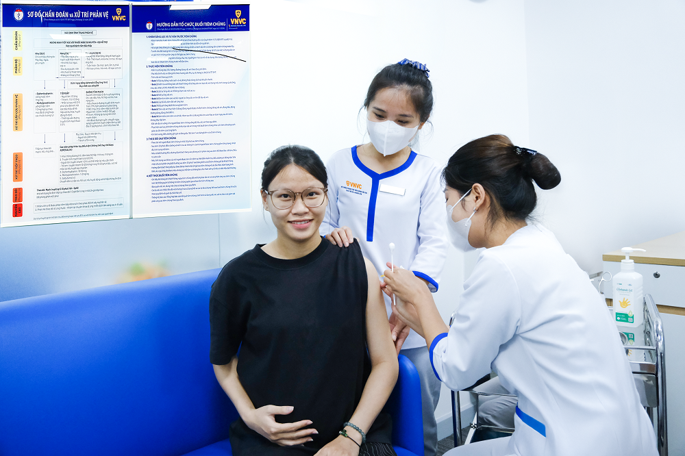 Những mẹ bầu đầu tiên được tiêm vắc xin phòng RSV của Pfizer tại Trung tâm tiêm chủng vắc xin VNVC Hoàng Văn Thụ, TPHCM - Ảnh: Mộc Thảo
