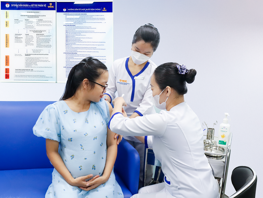 Đan Thùy chủ động tiêm vắc xin phòng RSV ngay trong ngày đầu ra mắt - Ảnh: Mộc Thảo