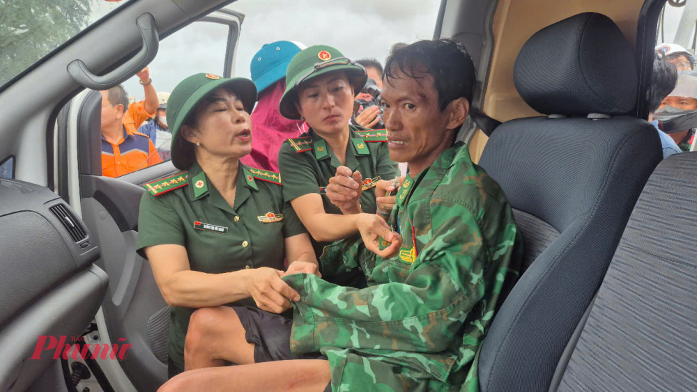 Đồng thời được các bác sĩ quân y, động viên tinh thần, đưa các thuyền viên trên tàu cá tránh trú bão an toàn