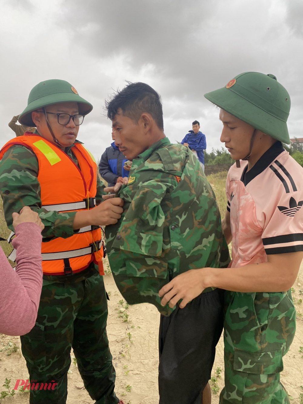 Nhận thông tin, Đồn Biên phòng cửa khẩu cảng Cửa Việt đã điều động 10 cán bộ, chiến sĩ phối hợp với chính quyền và nhân dân trên địa bàn tổ chức tiếp cận ứng cứu. 