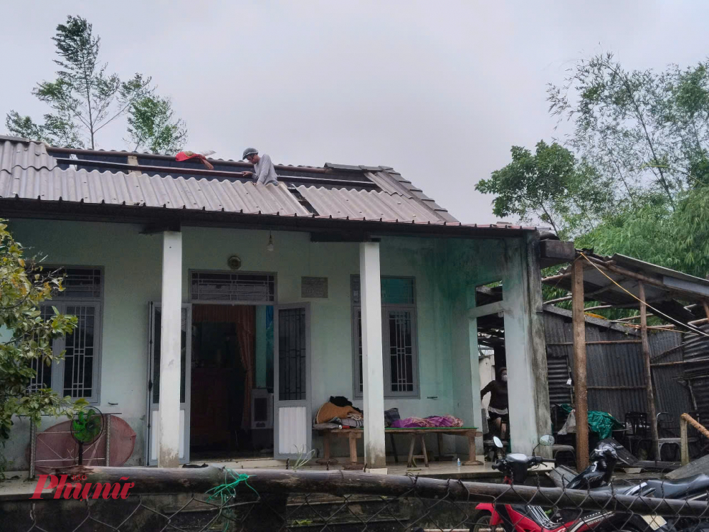 Tranh thủ  bão chưa đổ bộ, bà con đã chủ động lợp lại mái nhà