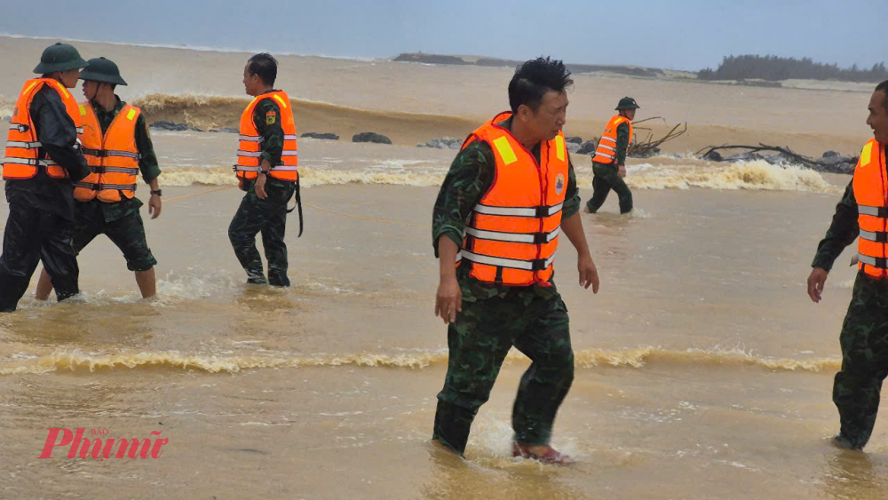 2 tàu cá và nhiều thuyền viên gặp nạn khi đang vào bờ tránh trú bão. 