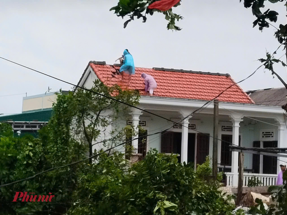 Nhà nào không bị ảnh hưởng, thu xếp công việc cùng nhau đến giúp đỡ bà con trong xóm lợp lại mái nhà