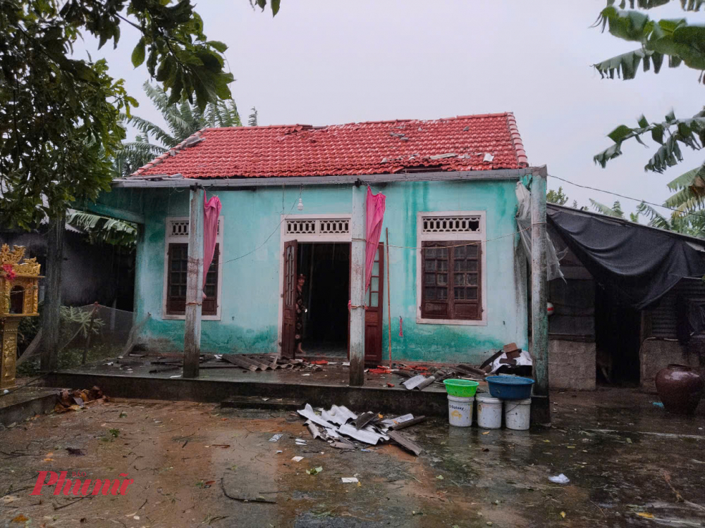 ông Nguyễn Ánh Cầu - Chủ tịch UBND xã Quảng Điền (TP Huế) - cho biết, chiều 27.9, trên địa bàn xảy ra lốc xoáy gây thiệt hại tại ba thôn An Xuân Đông, An Xuân Tây và An Xuân Bắc. Theo đó, thôn An Xuân Đông có khoảng 40 nhà bị tốc mái; An Xuân Tây khoảng 20 nhà, đồng thời khu vực trường học bị sập mái che, gãy trụ điện; An Xuân Bắc có khoảng 15 nhà bị ảnh hưởng. Địa phương đang thống kê thiệt hại và triển khai phương án hỗ trợ người dân khắc phục hậu quả.