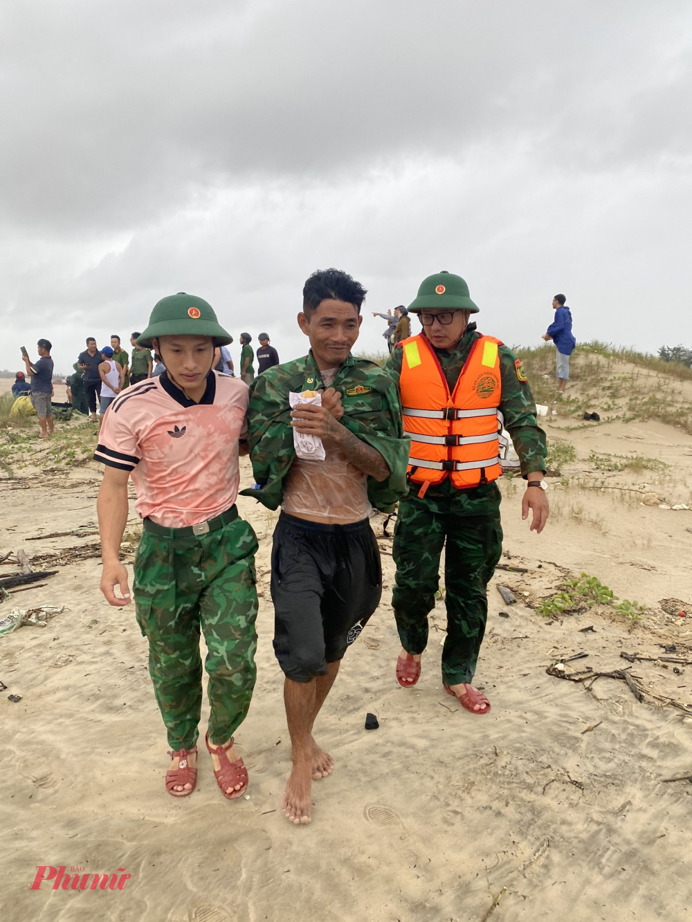 Các đơn vị trực thuộc BĐBP tỉnh Quảng Trị đã huy động lực lượng, phương tiện cơ động đến hiện trường triển khai công tác cứu hộ, cứu nạn.