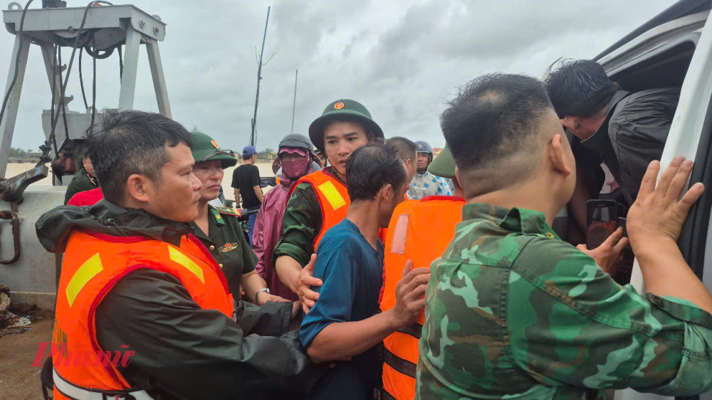 Đến 9 giờ sáng nay đã lực lượng cứu hộ đã đưa được 8 thuyền viên vào bờ an toàn