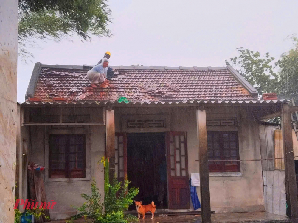 Đến sáng 28/9 người dân thôn Thôn An Xuân Đông vẫn chưa hết bàng hoàng vì trận lốc xoáy bất ngờ diễn ra vào chiều 27/9 khiến hơn 40 ngôi nhà tại đây bị tốc mái