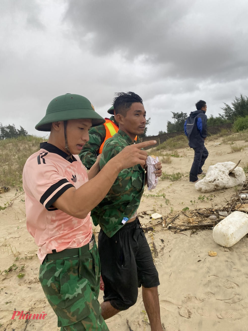 Ban Chỉ huy BĐBP tỉnh Quảng Trị đã điều động tàu CN-09 của Đồn Biên phòng Cồn Cỏ phối hợp với đồn Biên phòng cửa khẩu cảng Cửa Việt tiếp cận, ứng cứu… 