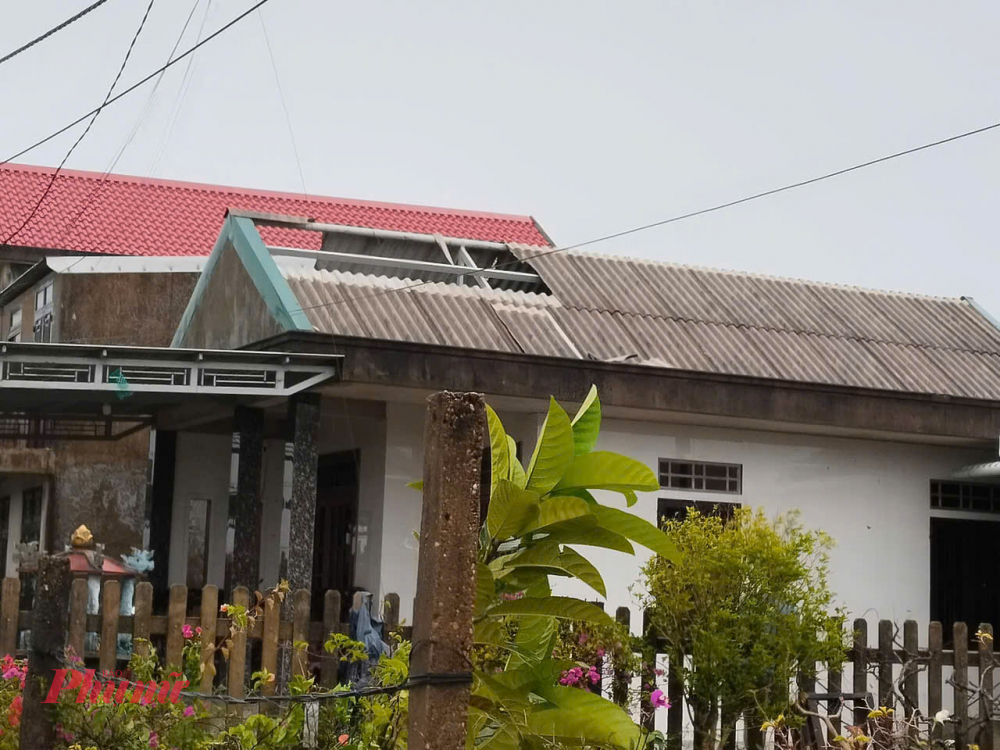 Trong buổi sáng, bà con trong thôn đã cùng nhau đến thăm hỏi, hỗ trợ các ngôi nhà bị tốc mái lợp lại mái nhà.