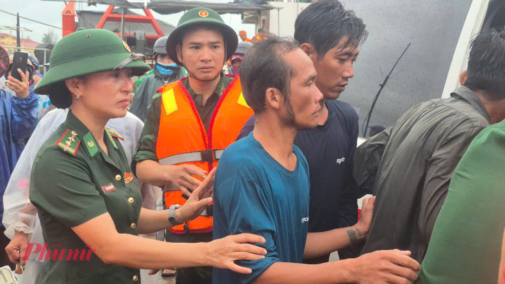 Hiện, đã có 1 thuyền viên bơi vào bờ. Công tác phối hợp ứng cứu đang được cán bộ, chiến sỹ và nhân dân thực hiện hết sức khẩn trương tích cực.