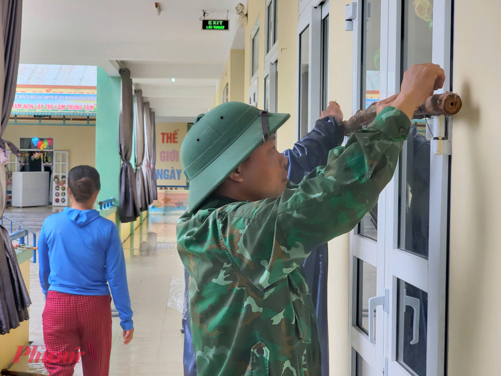 Đồn Biên phòng Hải An đã phối hợp chặt chẽ với chính quyền địa phương và LLVT theo dõi tình hình, hướng dẫn ngư dân neo đậu tàu thuyền an toàn.Đơn vị hỗ trợ Trường Mầm non Hải Dương chằng chống nhà cửa 