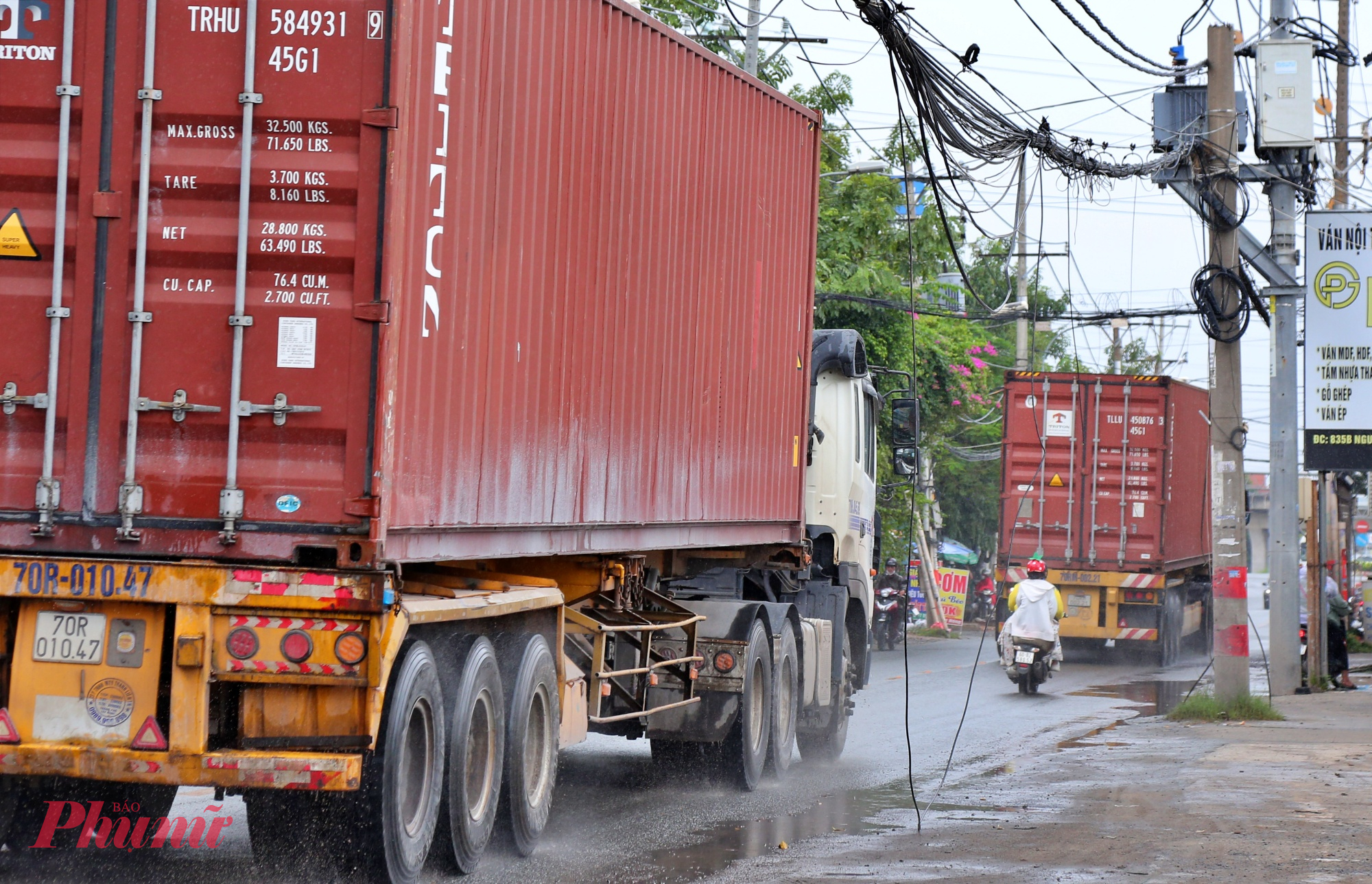 Nột số đoạn trên đường Nguyễn Duy Trinh xuất hiện dây điện lòng thòng xuống mặt đường, tiềm ẩn nguy hiểm cho người dân lưu thông.