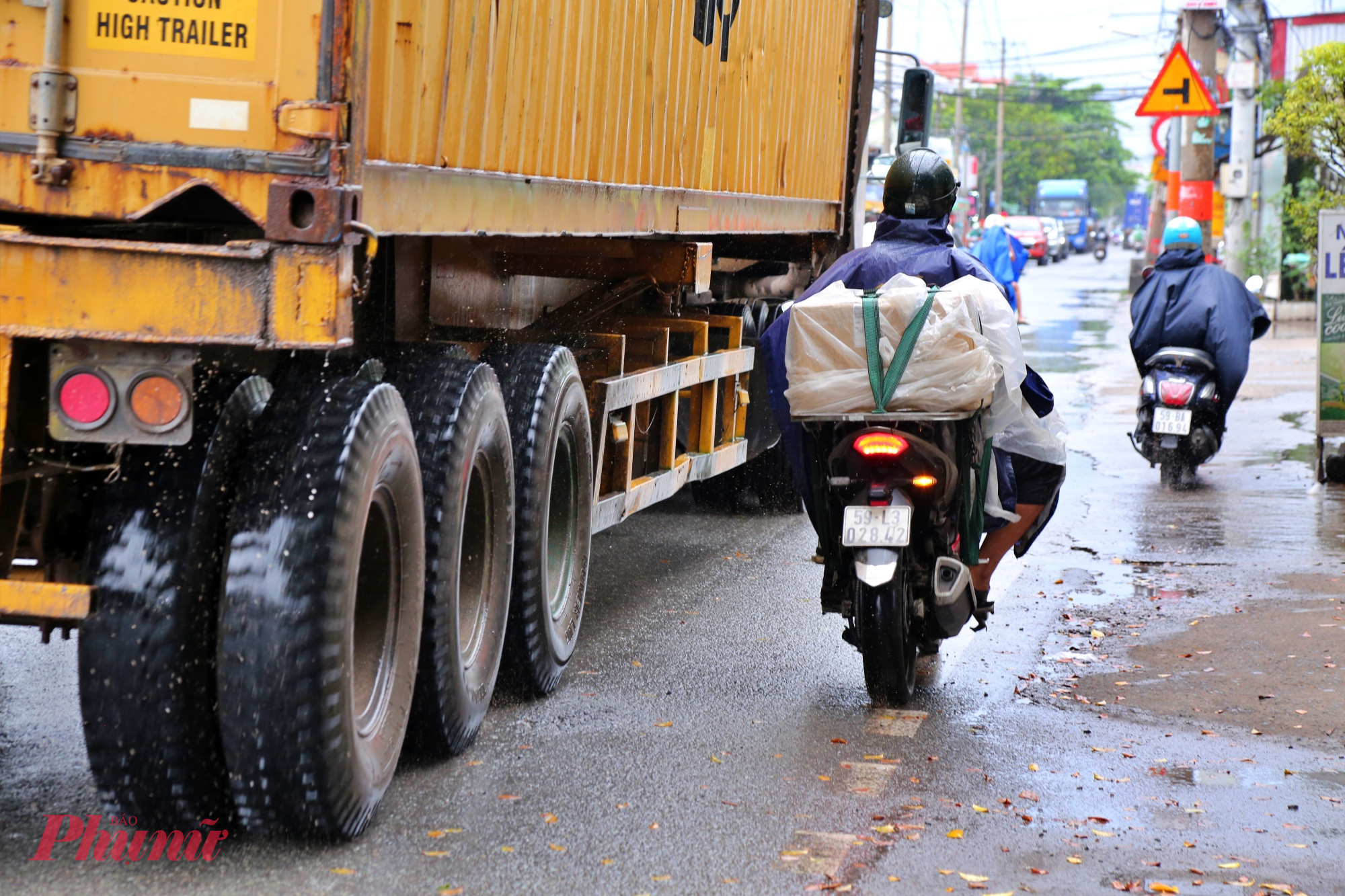 đoạn dài 1,6 km từ vòng xoay Phú Hữu (Vành đai 2) đến cổng Khu công nghiệp Phú Hữu bị coi là “tử thần rình rập”. Khi hai xe tải ngược chiều đi qua, gần như chiếm hết lòng đường, buộc xe máy phải len lỏi vào khe hẹp sát bánh xe container. 
