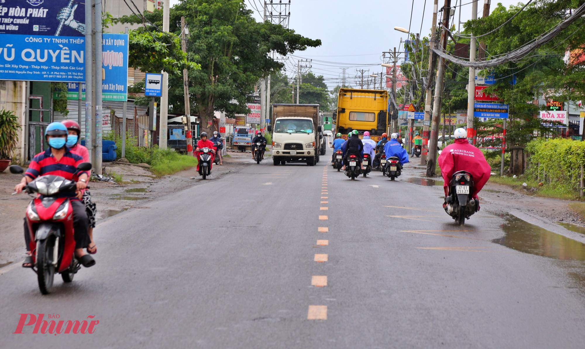 Tuy nhiên, mặt đường hiện chỉ rộng khoảng 7 m, xuống cấp trầm trọng, tiềm ẩn nguy cơ tai nạn rất cao.