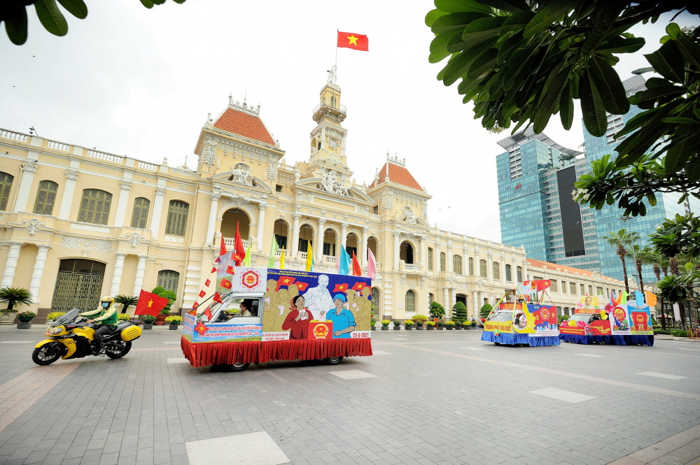 Diễu hành xe hoa là hoạt động tuyên truyền trực quan trong nhiều sự kiện trọng đại của đất nước - Ảnh: Quốc Thanh.