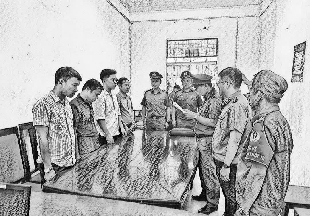Công an đọc lệnh khởi tố 4 bị can_Ảnh: Công an Đà Nẵng.
