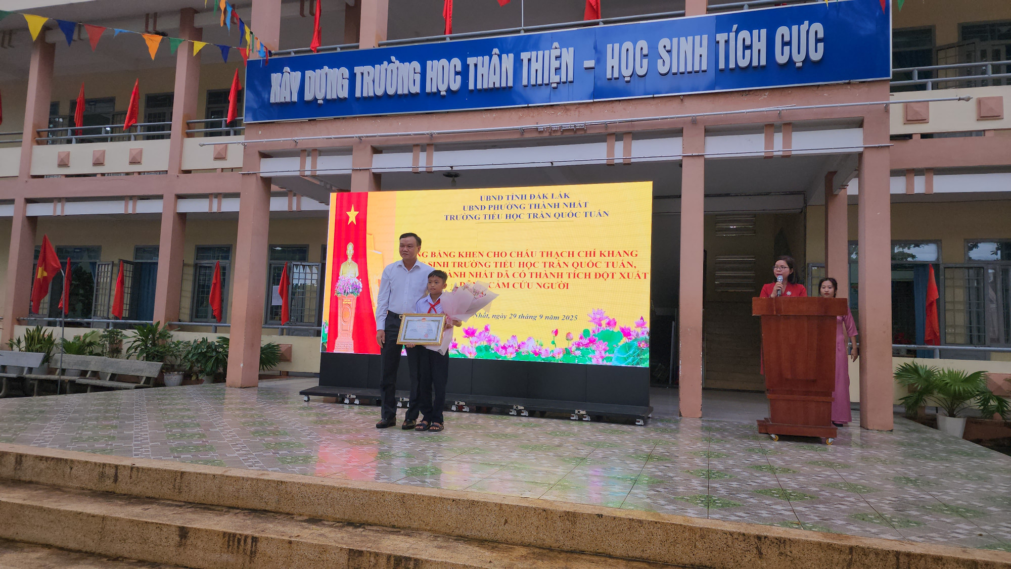 UBND tỉnh Đắk Lắk đã tổ chức trao tặng Bằng khen cho em Thạch Chí Khang - Ảnh: B.X.