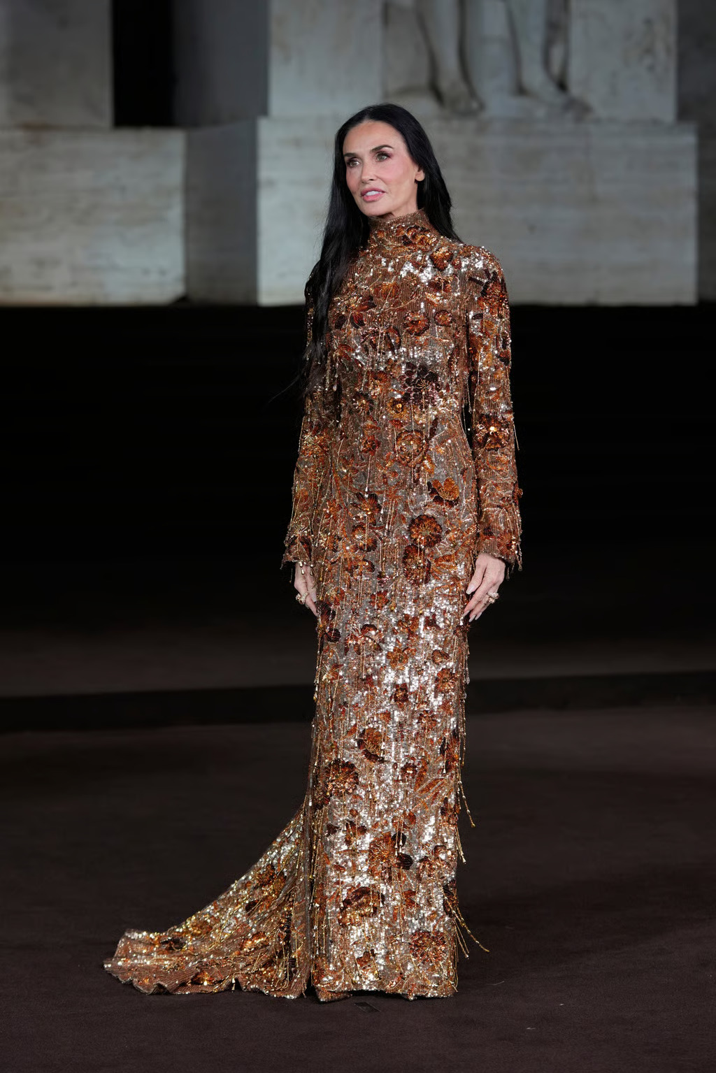 Demi Moore: Xuất hiện tại show diễn của nhà mốt Gucci trong khuôn khổ Milan Fashion Week 2025, nữ minh tinh 61 tuổi chứng minh phong độ nhan sắc lẫn phong cách không hề thua kém các ngôi sao trẻ. Trong buổi công chiếu phim The Tiger, cũng chính là show ra mắt của Demna tại Gucci - Demi Moore diện bộ váy sequin vừa cổ điển vừa hiện đại của thương hiệu Ý. Cách kết hợp trang phục cùng thần thái tự tin đã khiến tên tuổi của nữ diễn viên trở thành biểu tượng mới của Gucci trong giai đoạn chuyển giao.