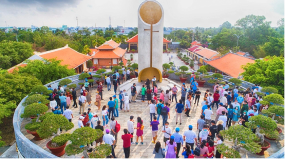 Du khách tham quan Khu lưu niệm nghệ thuật Đờn ca tài tử Nam bộ và nhạc sĩ Cao Văn Lầu (phường Bạc Liêu, tỉnh Cà Mau)