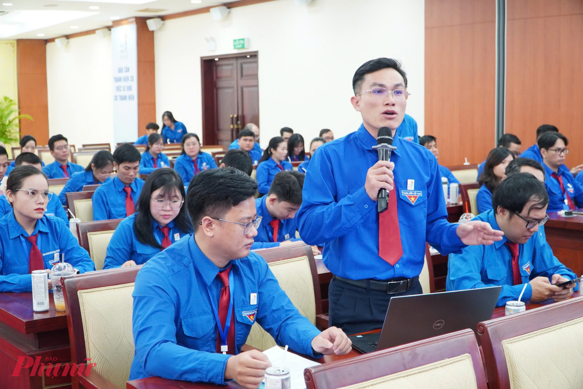 Đại biểu đóng góp ý kiến tại phiên làm việc thứ nhất