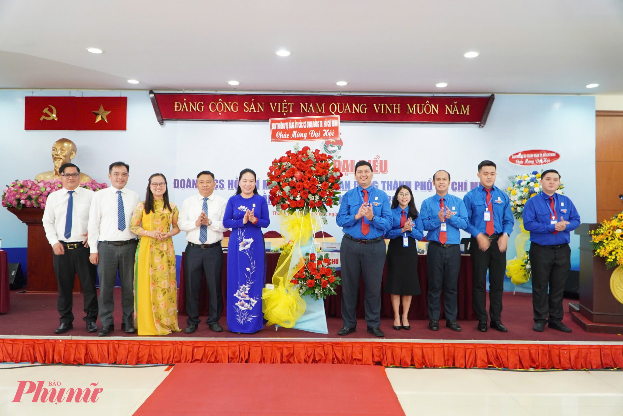 Bà Lê Thị Hồng Nga, Phó Bí thư phụ trách điều hành Đảng bộ các cơ quan Đảng TP HCM tặng hoa chúc mừng của Ban Thường vụ Đảng ủy các cơ quan Đảng thành phố cho Đại hội