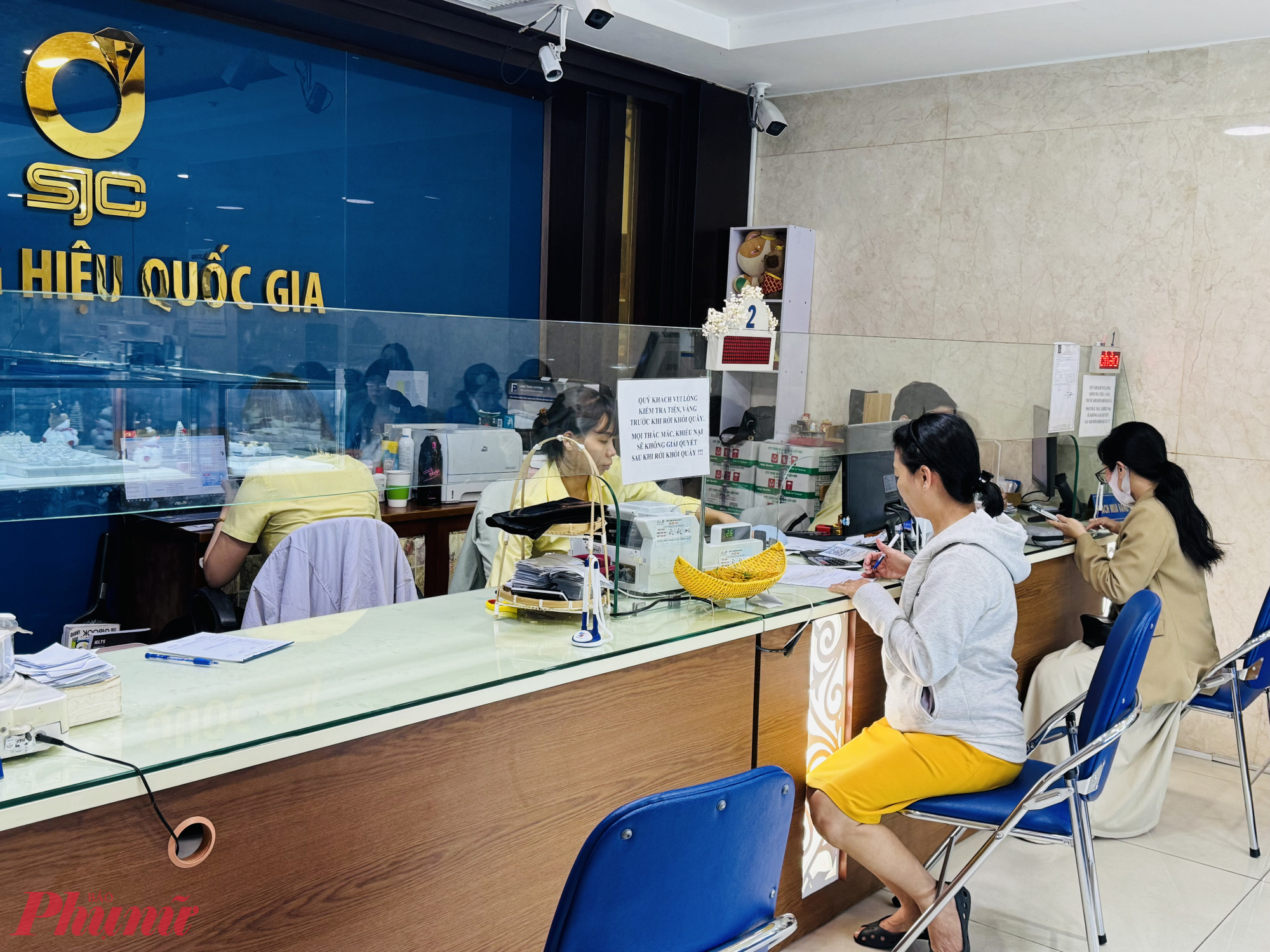 Giá vàng quay lại mốc 135,5 triệu đồng/lượng nên nhiều người tiếp tục xếp hàng mua vàng - Ảnh: Thanh Hoa