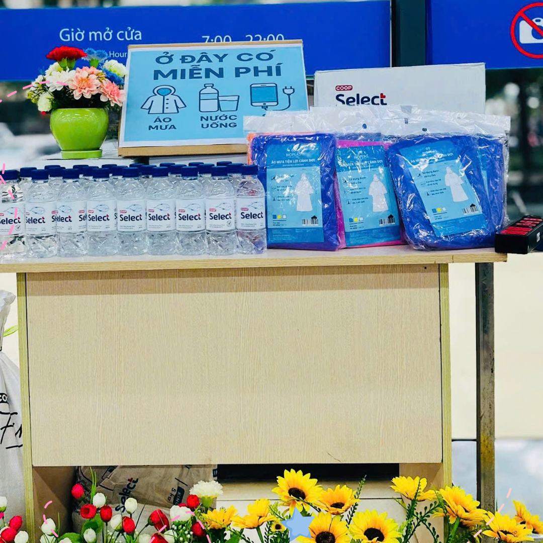 Siêu thị bố trí chỗ ngồi, sạc điện thoại và nước miễn phí hỗ trợ người dân trong cơn bão
