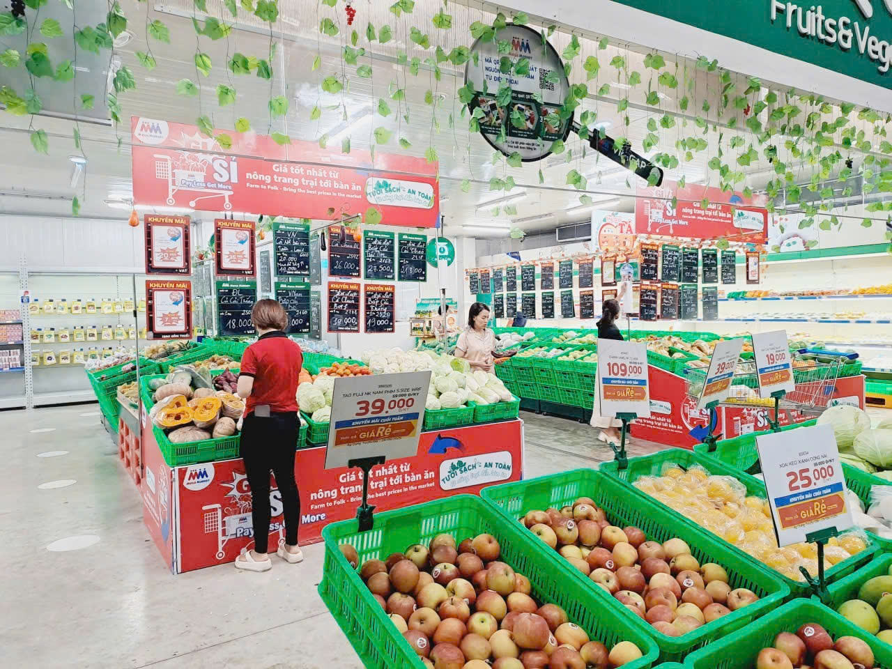 MM Hàng hóa đầy ắp các kệ siêu thị Mega Market tại khu vực miền Trung