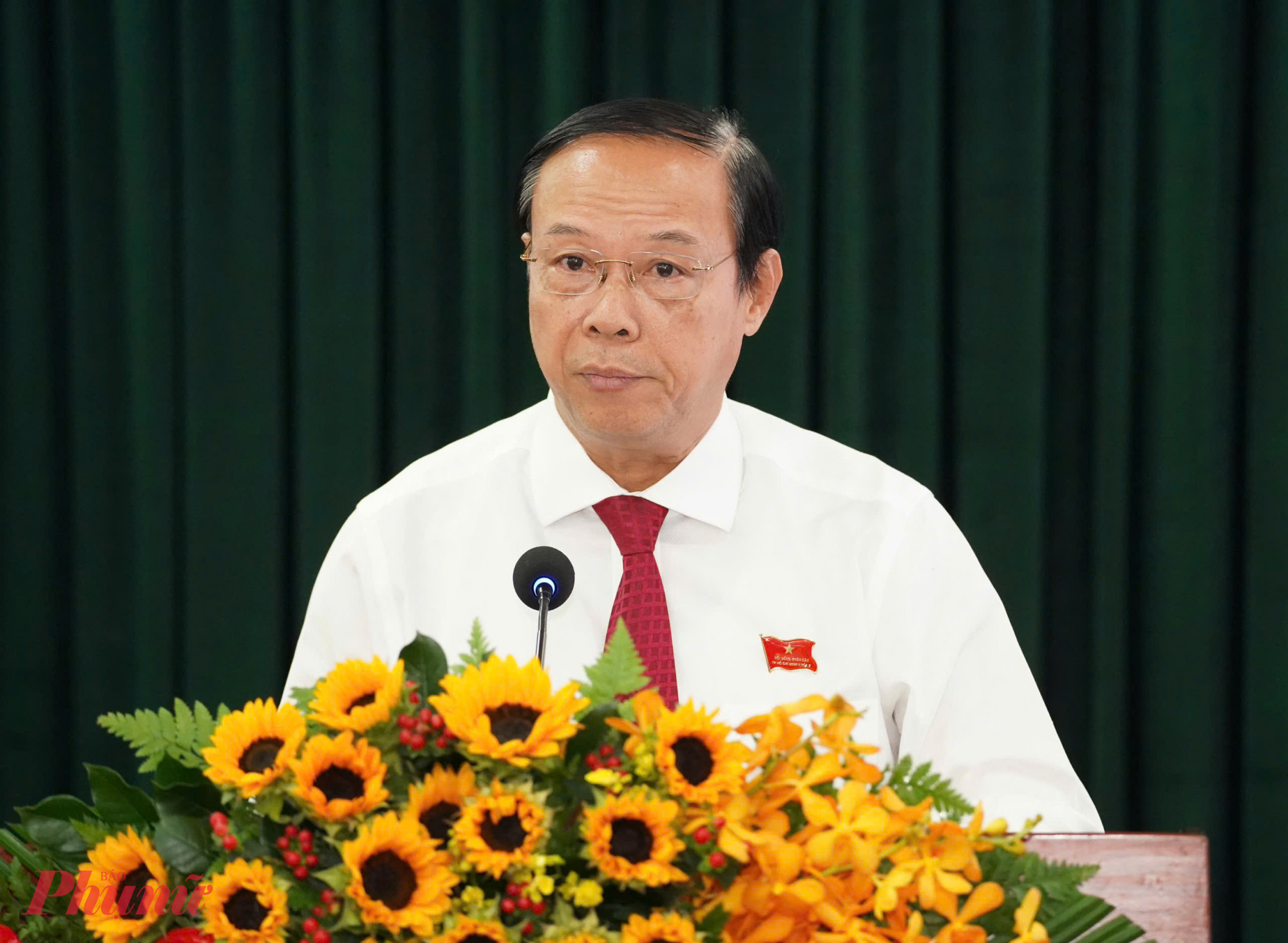 Phó Chủ tịch Thường trực UBND TPHCM Nguyễn Văn Thọ trình bày các tờ trình tại kỳ họp - Ảnh: Thanh Tâm