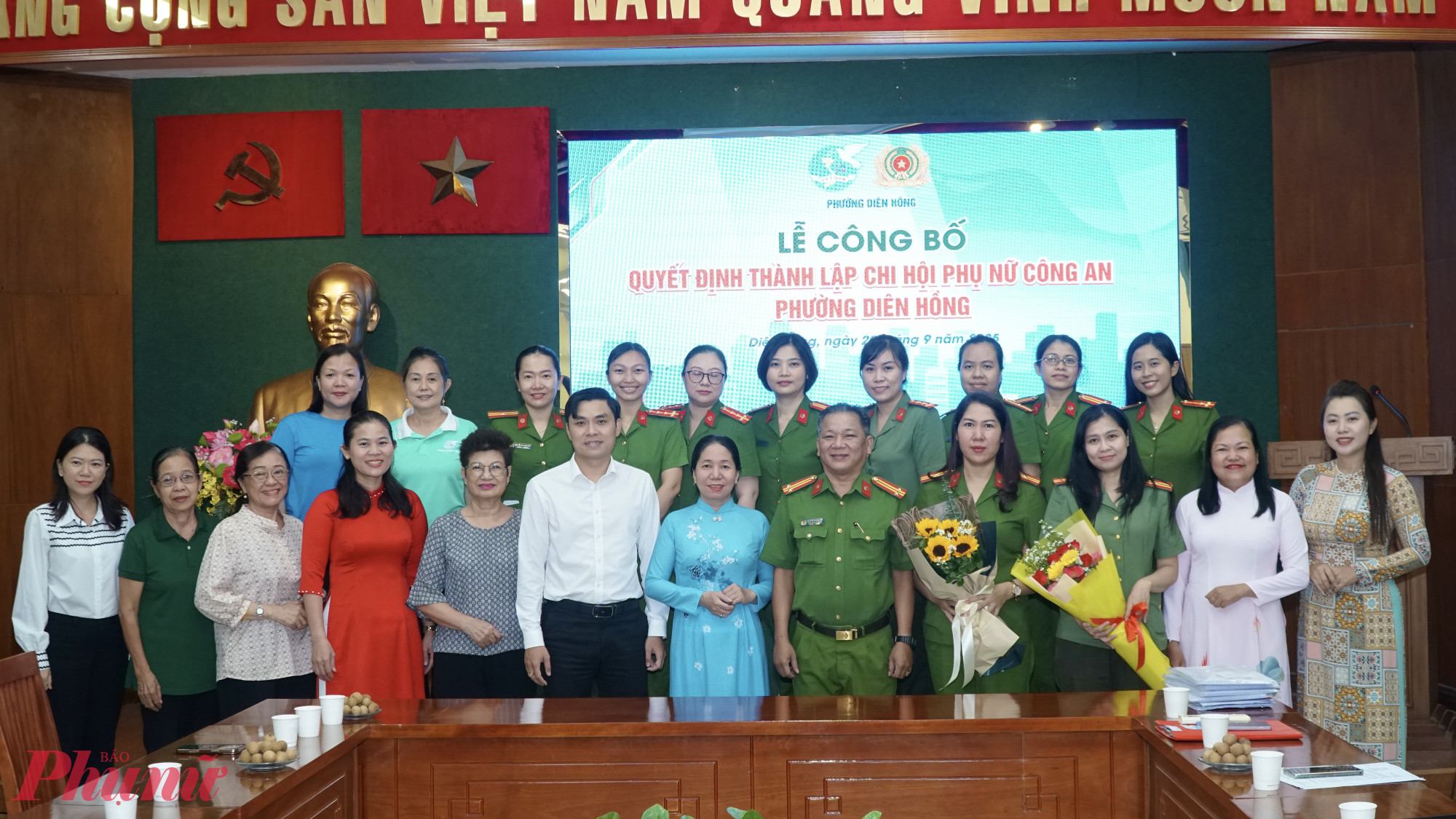 Chi hội Phụ nữ Công an phường Diên Hồng chụp ảnh lưu niệm cùng Lãnh đạo phường và cán bộ, hội viên phụ nữ 