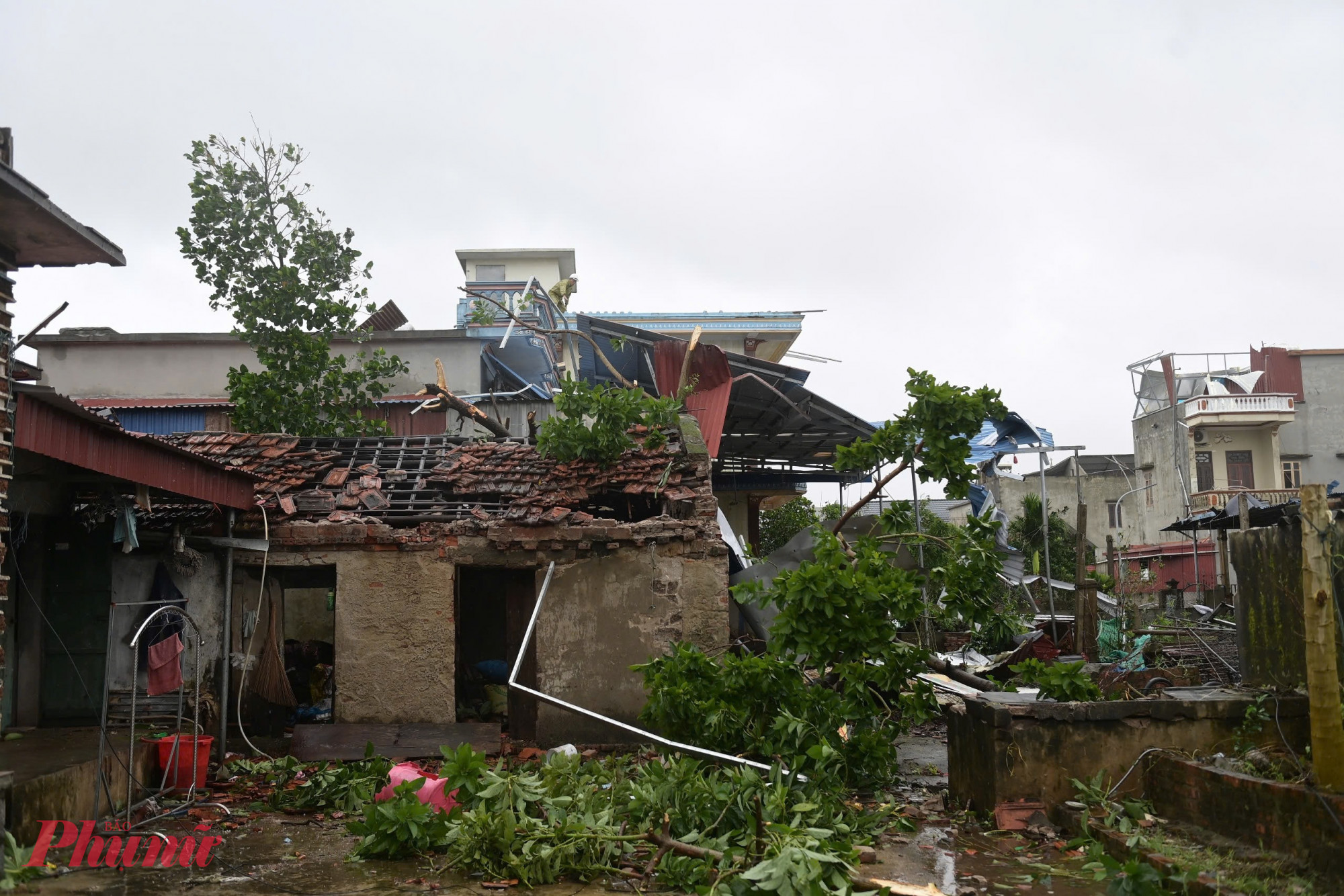 Người dân cho biết, khi cơn giông ập đến, mọi người hoàn toàn bất ngờ, không kịp trở tay; chỉ trong chưa đầy 10 phút, cơn gió lốc đã “xé toạc” cả khu dân cư.