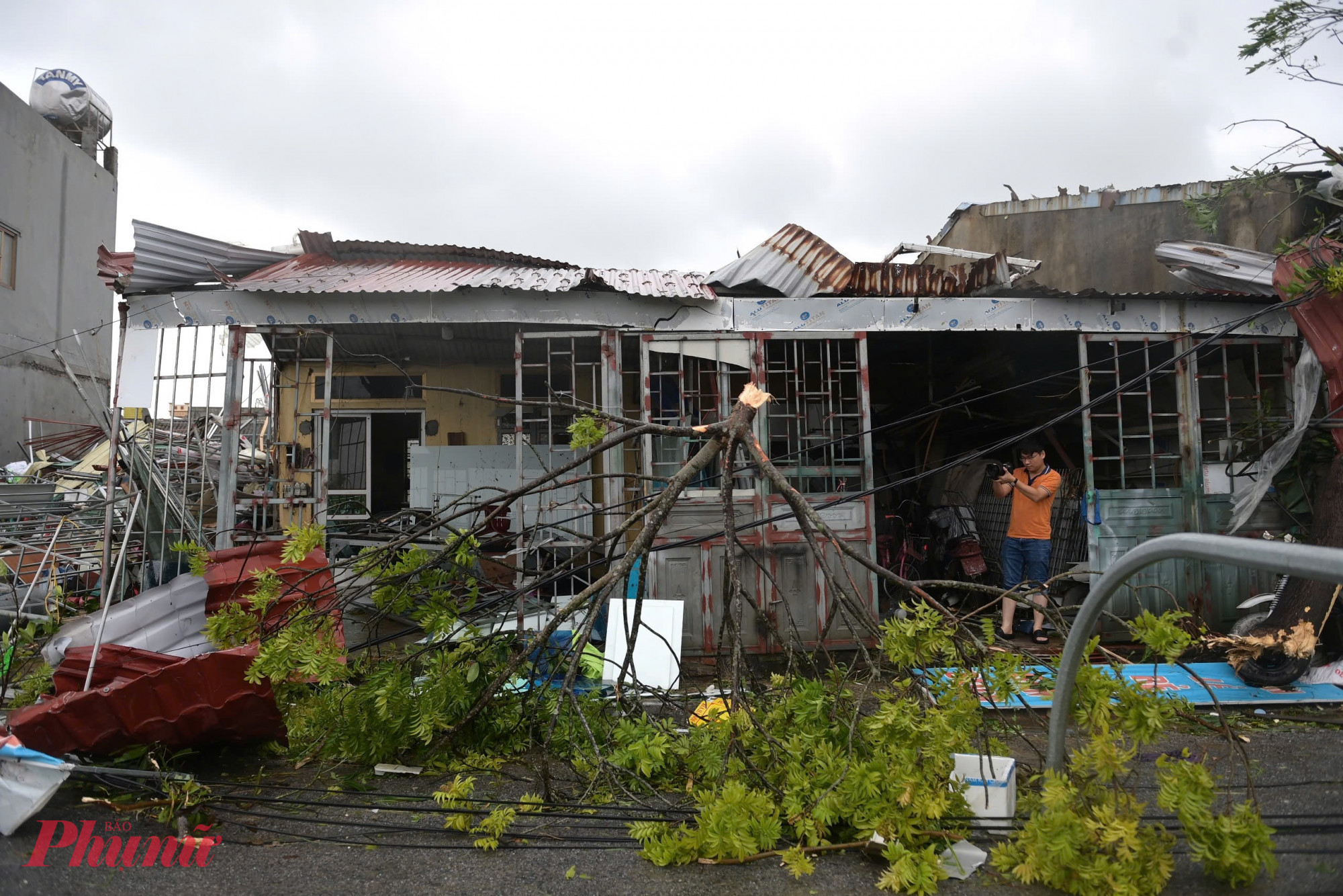 Thống kê ban đầu cho thấy, tính đến 12g ngày 29/9, trận giông lốc quét qua tỉnh Ninh Bình khiến 9 người chết, 18 người bị thương.