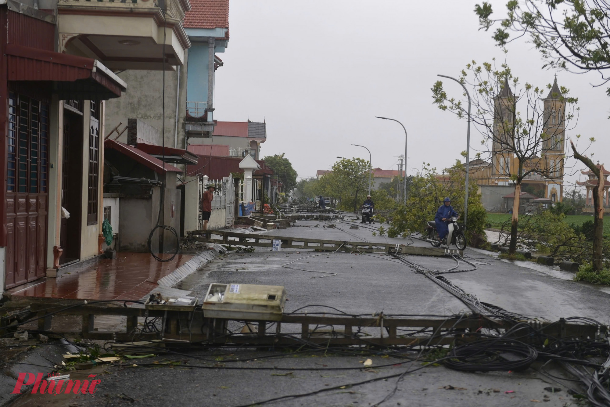 Cảnh tượng tan hoang khắp nơi với hàng loạt cây gãy đổ, nhà cửa bị tốc mái và sập đổ.