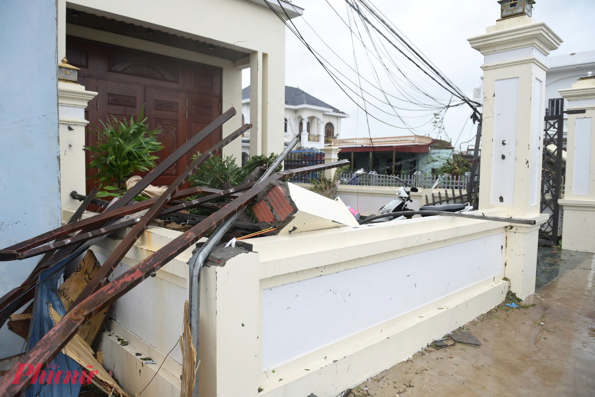 Những ngôi nhà được coi là kiên cố nhất cũng chịu ảnh hưởng nặng nề sau trận giông lốc.