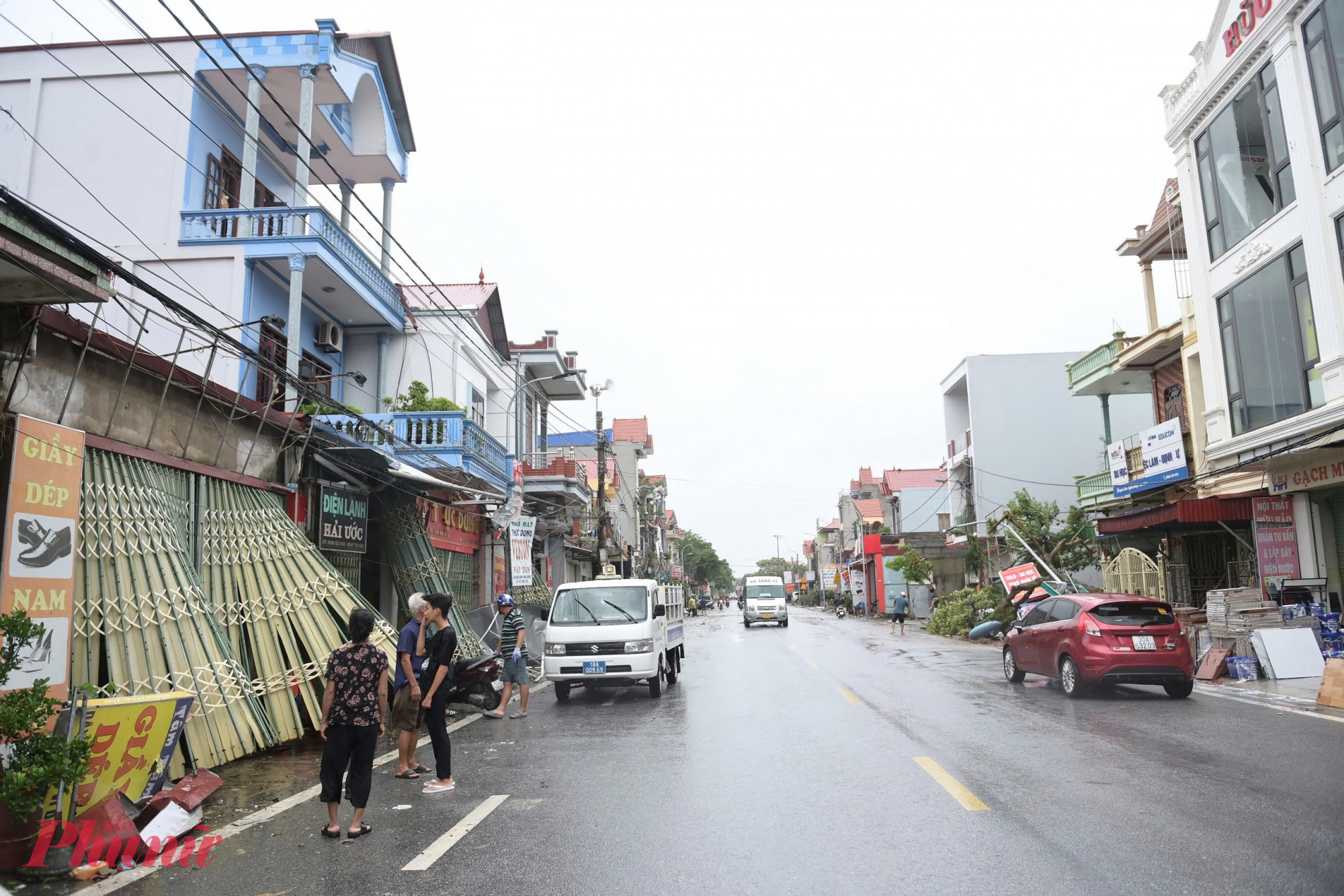 Ngay sau sự việc, chính quyền địa phương đã huy động lực lượng đến hiện trường, hỗ trợ người dân khắc phục hậu quả và động viên các gia đình có người tử vong. Công tác thống kê thiệt hại và khắc phục hậu quả vẫn đang được khẩn trương triển khai.