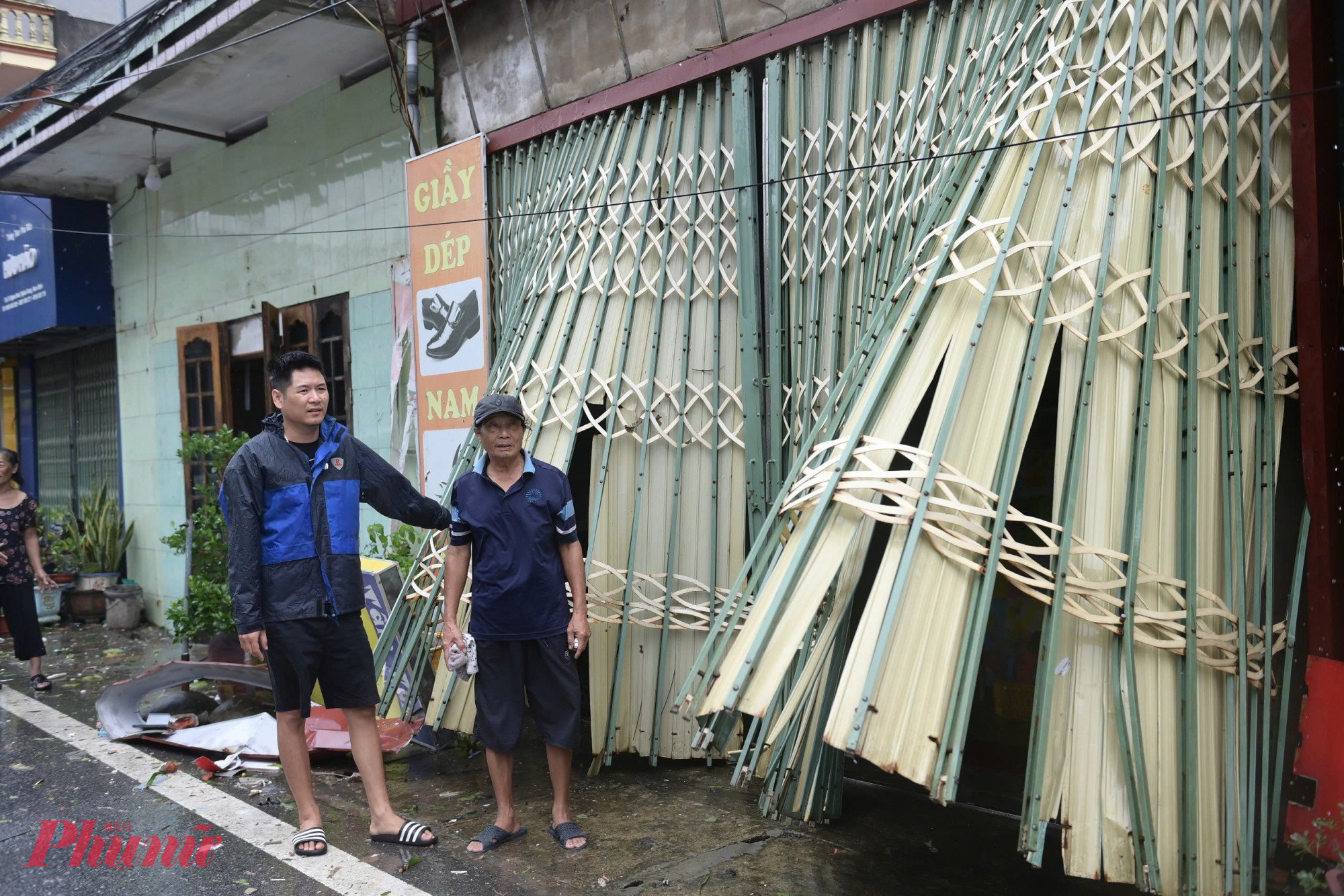 Nhiều ngôi nhà bị giật bung cửa sắt. 