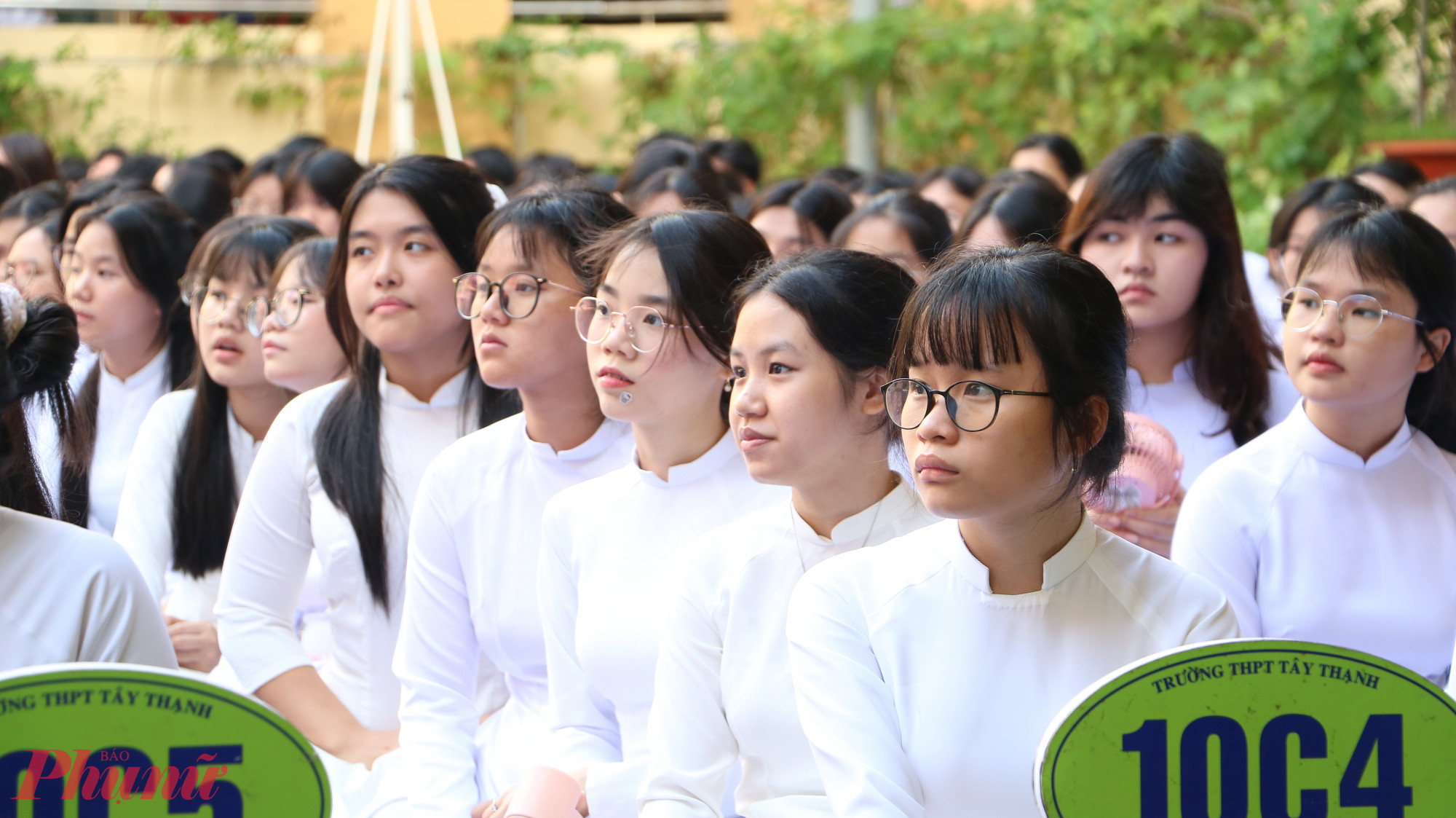 Học sinh chăm chú nghe các nghệ sĩ biểu diễn