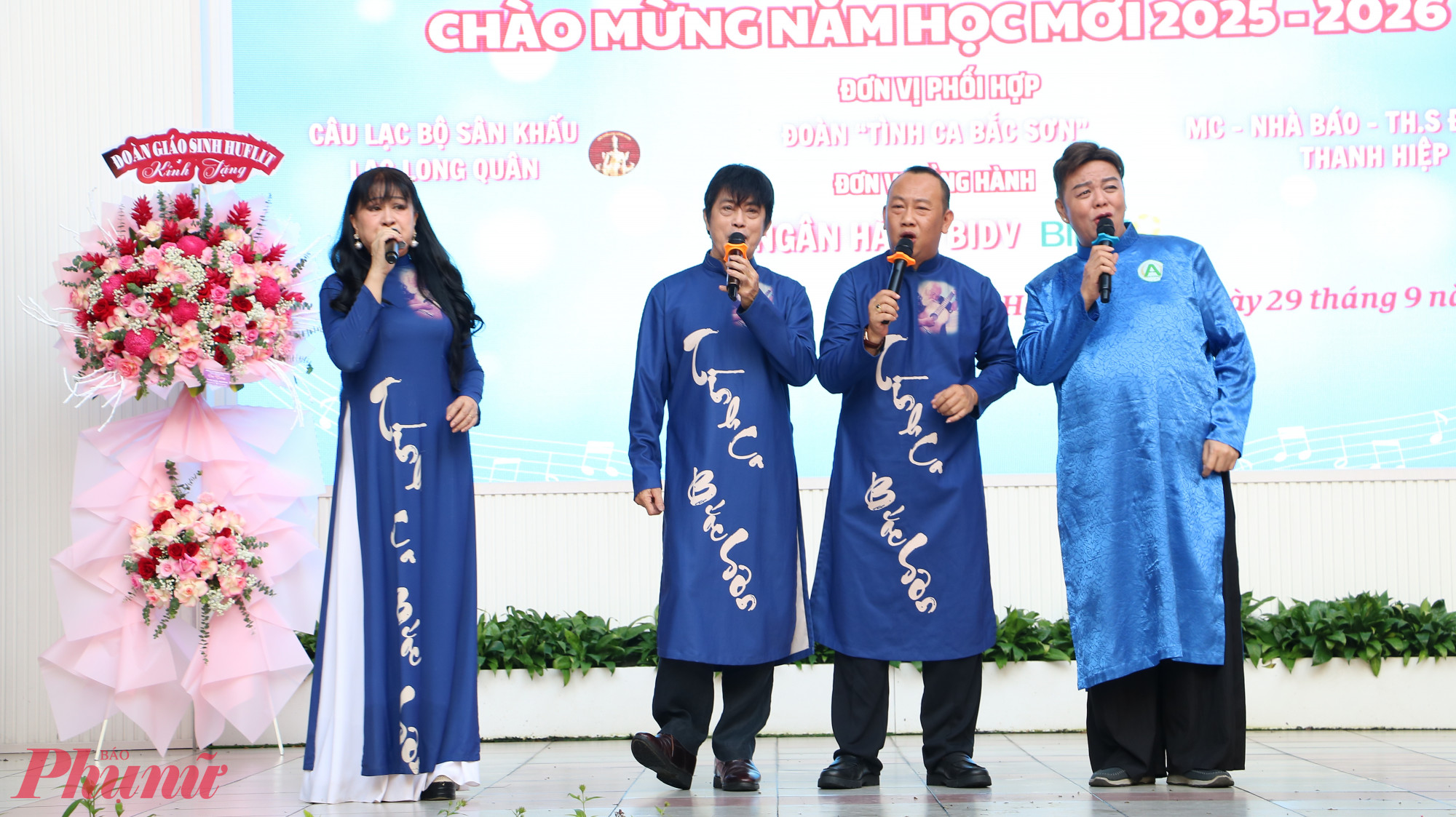 Đoàn văn nghệ Tình ca Bắc Sơn biểu diễn những bài hát ngọt ngào như: Em đi trên cỏ non, Còn thương rau đắng mọc sau hè...