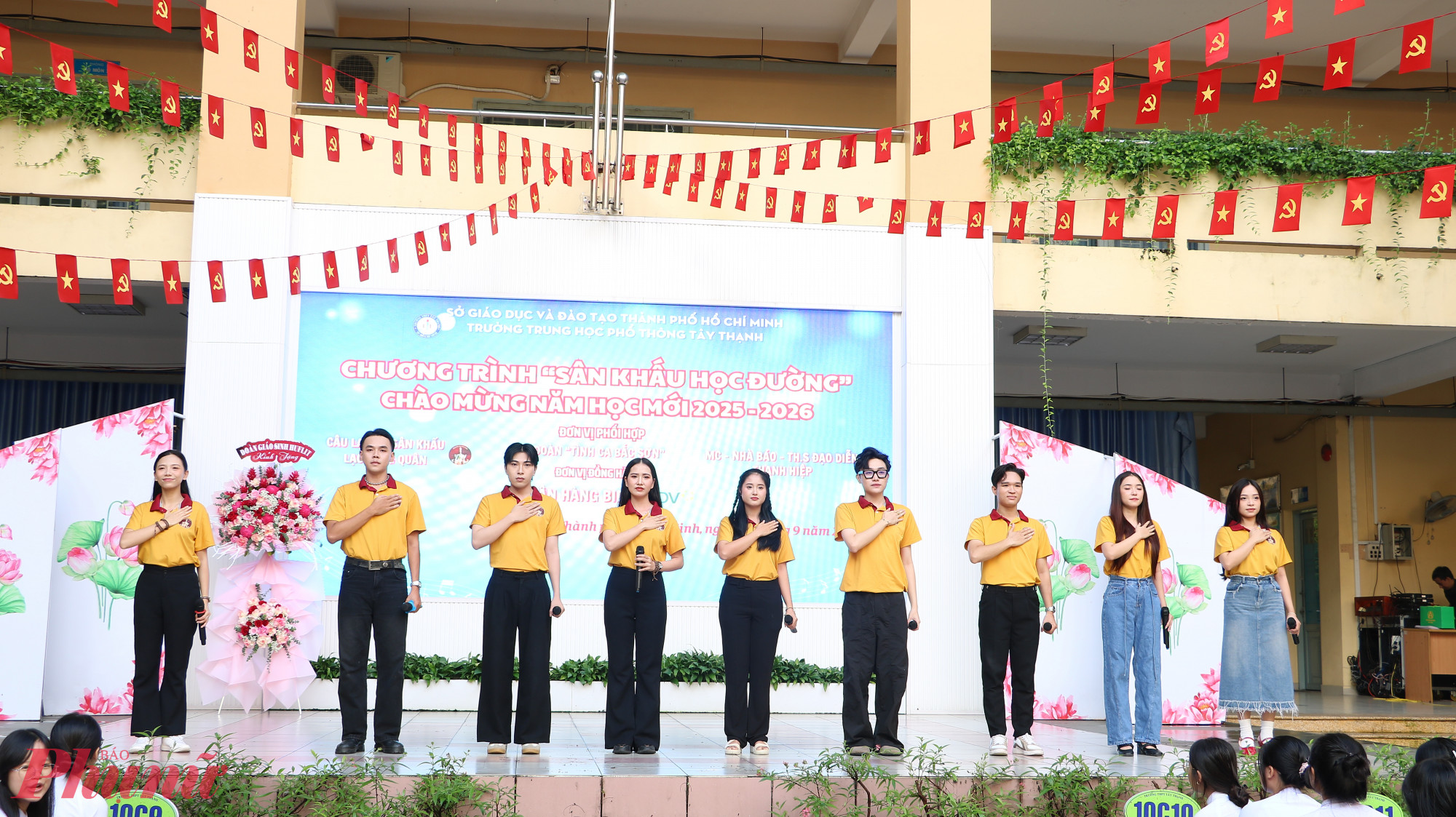 Ca khúc Viết tiếp câu chuyện hòa bình đã làm cả sân trường lắng đọng