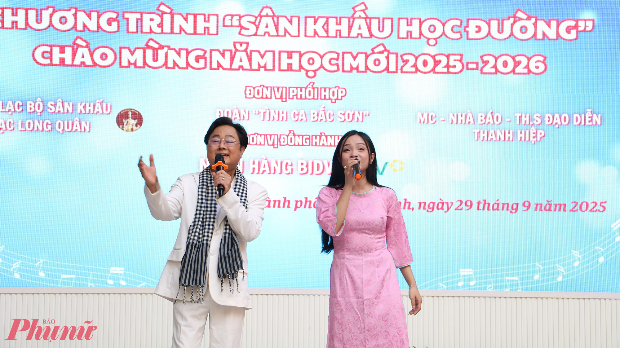 Nam ca sĩ Đông Quân cùng bạn diễn hát ca khúc Vàm Cỏ Đông