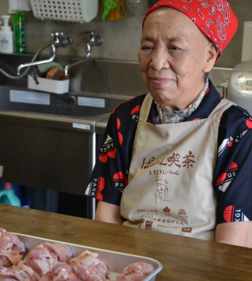 Masako Taniguchi phụ trách chế biến món cốt lết heo và gà rán tại Grandma's Cafe. | Nishinippon Shimbun
