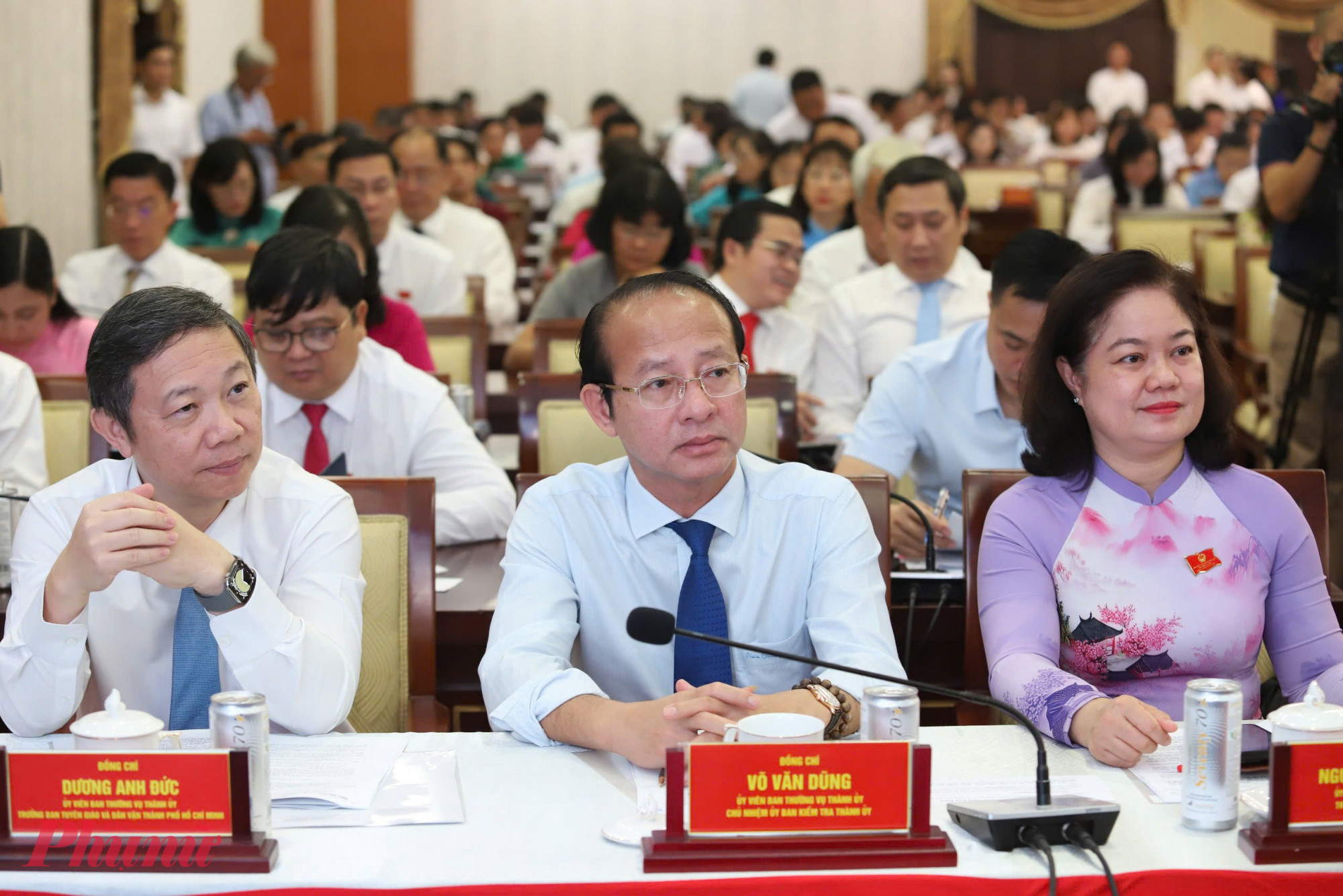 Đại biểu HĐND TPHCM thông qua thông qua dự thảo Nghị quyết về điều chỉnh chủ trương đầu tư dự án nâng cấp, mở rộng đường Nguyễn Duy Trinh (đoạn từ Vành Đai 2 đến đường vào Khu công nghiệp Phú Hữu) - Ảnh: Thanh Tâm