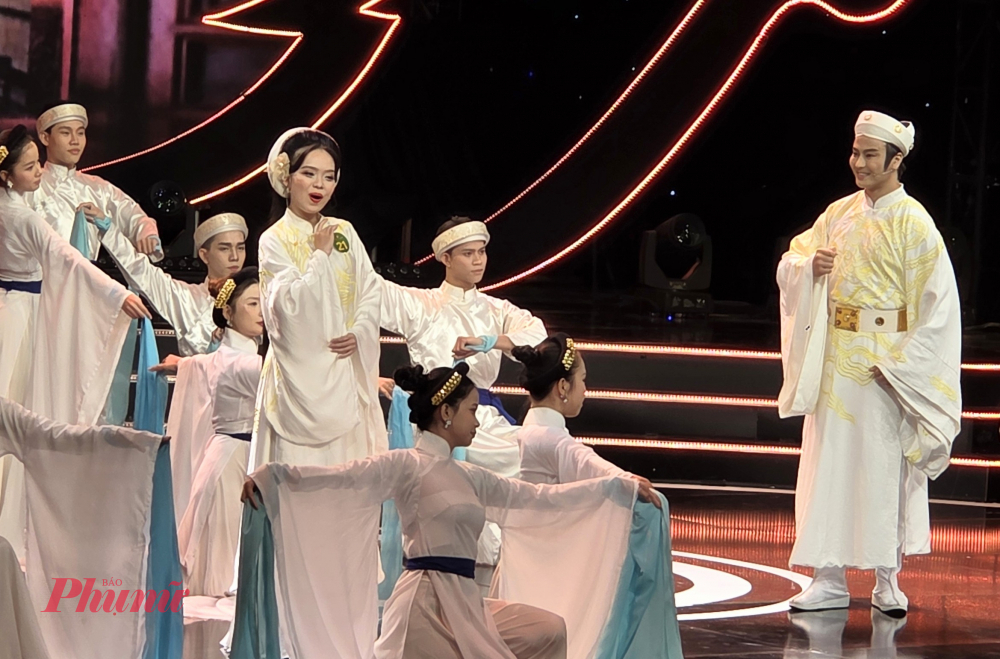 Huấn luyện viên Võ Minh Lâm trợ diễn cho thí sinh Hà Như.